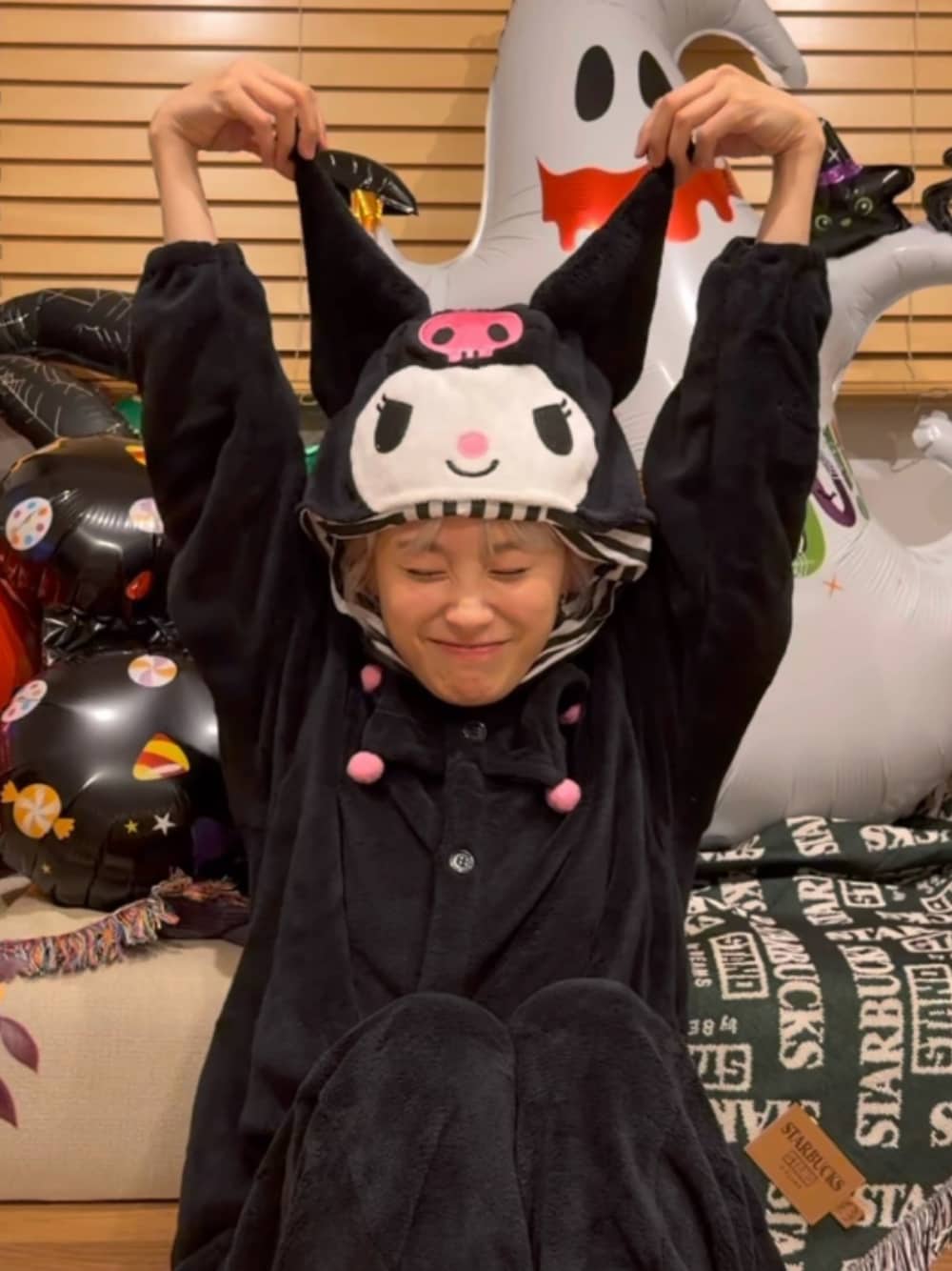 ブラック系のルームウェアを着用したレディースの秋コーディネートの1枚目の写真