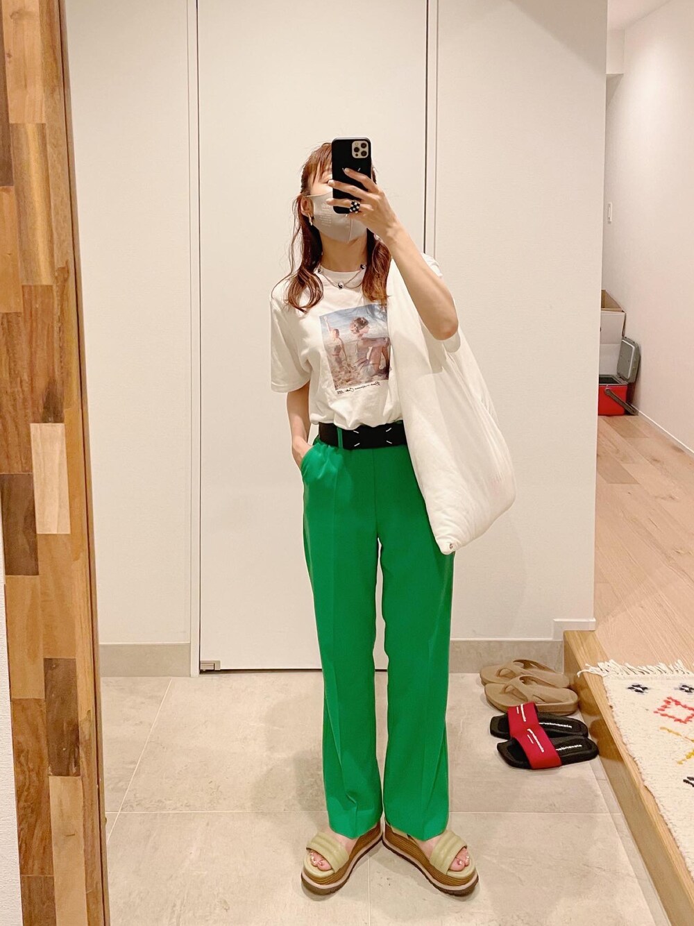 「大人カジュアル、パンツコーデ、夏コーデ、サンダル、厚底、JEANASiS、ジーナシス、グリーン、高橋愛、154cm」｜「ROPE'の【LIFE】カラーフォトTEE（Tシャツ/カットソー、ホワイト系）」を使った、高橋愛さん（レディース・154cm）の夏コーディネートの1枚目の写真