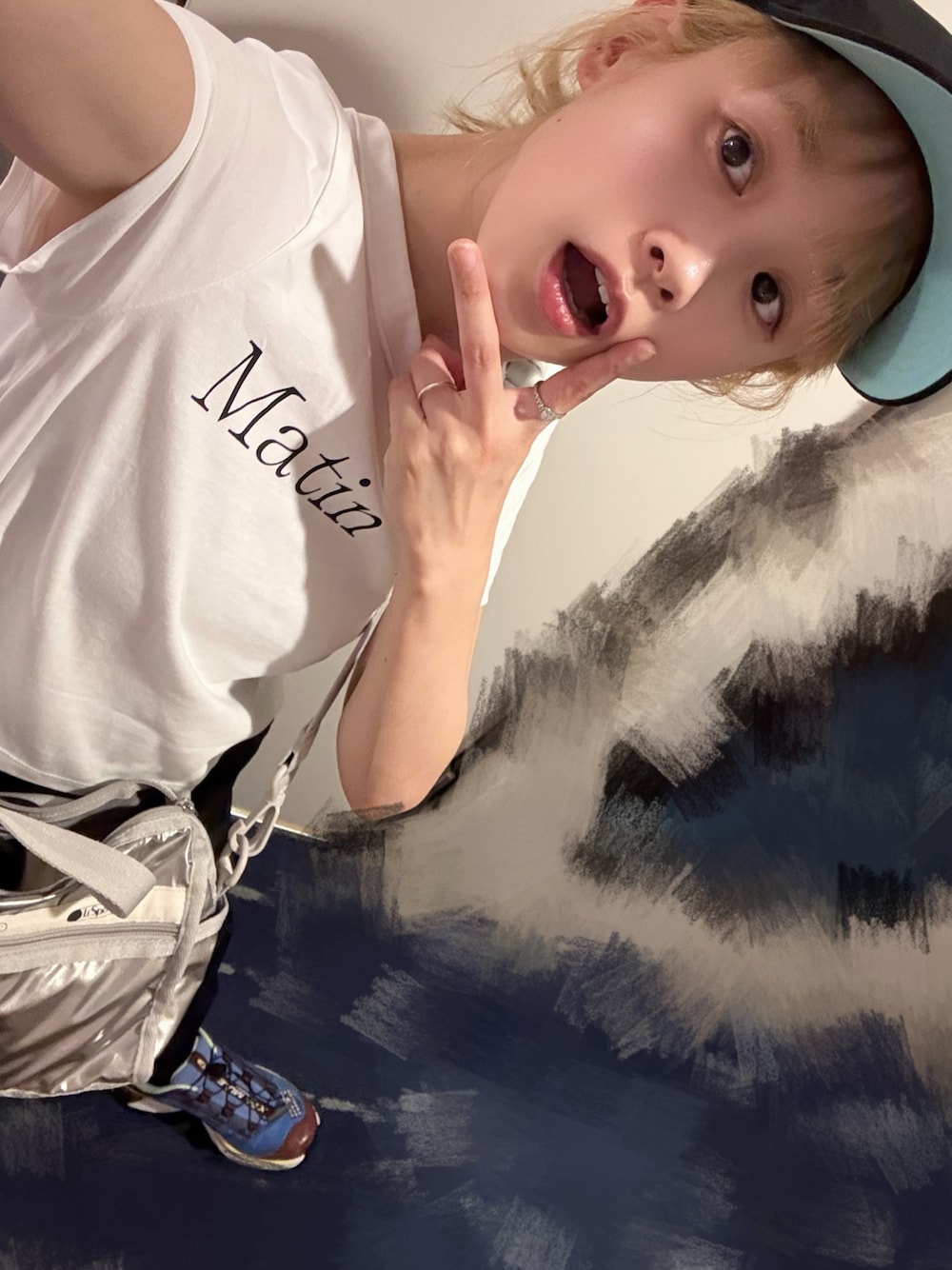 「旅、きまわしコーデ、Martin Kim、マーティンキム、Tシャツ、LOEWE、レスポートサック、レスポ、LeSportsac、高橋愛、シルバー」｜「Martin Kimのアイテム（Tシャツ/カットソー、ホワイト系）」を使った、高橋愛さん（レディース・154cm）の夏コーディネートの1枚目の写真
