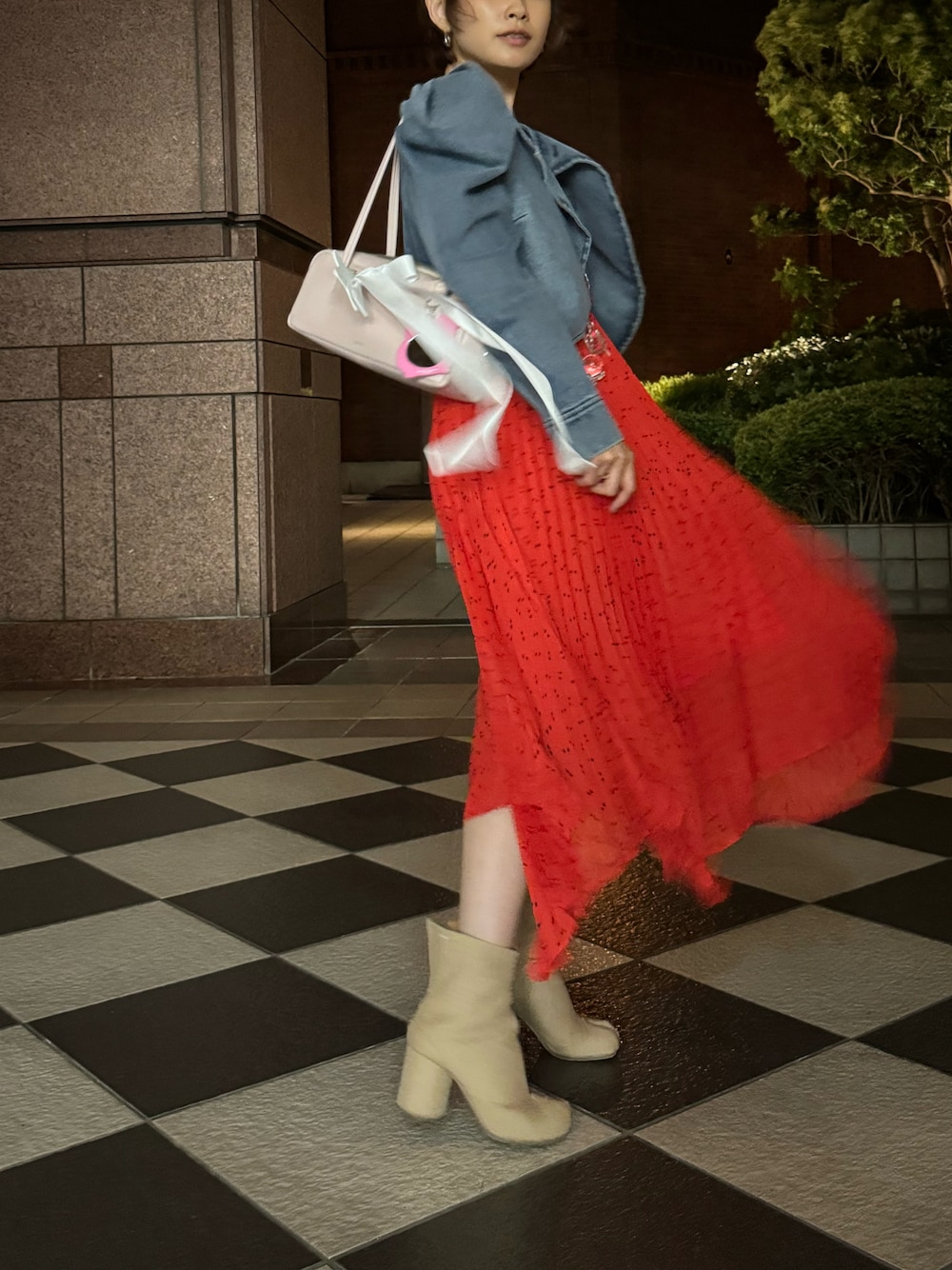 「プチプラ、UNIQLO、赤、赤いワンピース、154cm、デニムジャケット、パフスリーブ、高橋愛、Maison Margiela、足袋ブーツ、stand oil、スタンドオイル、ピンクBBA」｜「UNIQLOのアイテム（ワンピース/ドレス、レッド系）」を使った、高橋愛さん（レディース・154cm）の夏コーディネートの1枚目の写真
