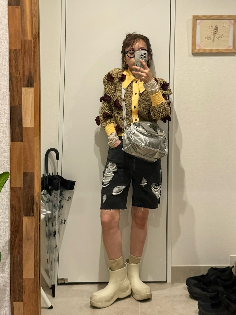 「夏コーデ、雨の日コーデ、154cm、BOTTEGA VENETA、ボッテガヴェネタ、高橋愛、長靴、ラバーブーツ、パドルブーツ、KIMHEKIM、キムへキム、ハーフパンツ、レスポートサック」｜「TOGA PULLAのアイテム（カーディガン/ボレロ、イエロー系）」を使った、高橋愛さん（レディース・154cm）の夏コーディネートの1枚目の写真