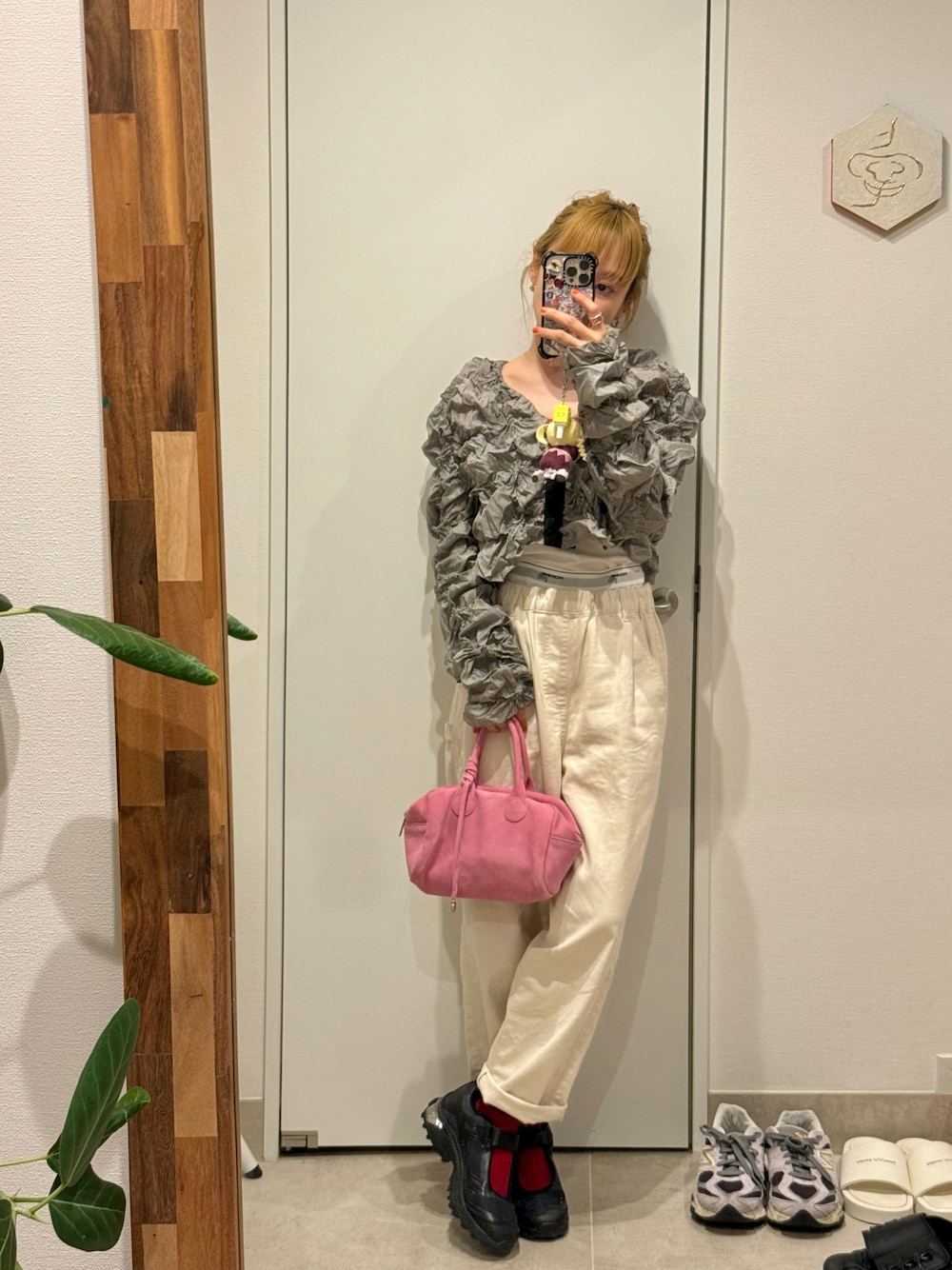 「くしゃくしゃ、くしゃトップス、PRANKPROJECT、プランクプロジェクト、高橋愛、154cm、MARGE SHERWOOD、韓国ブランド、ピンク、LOGOS DAYS」｜「MARGE SHERWOODのアイテム（バッグ、ピンク系）」を使った、高橋愛さん（レディース・154cm）の春コーディネートの1枚目の写真
