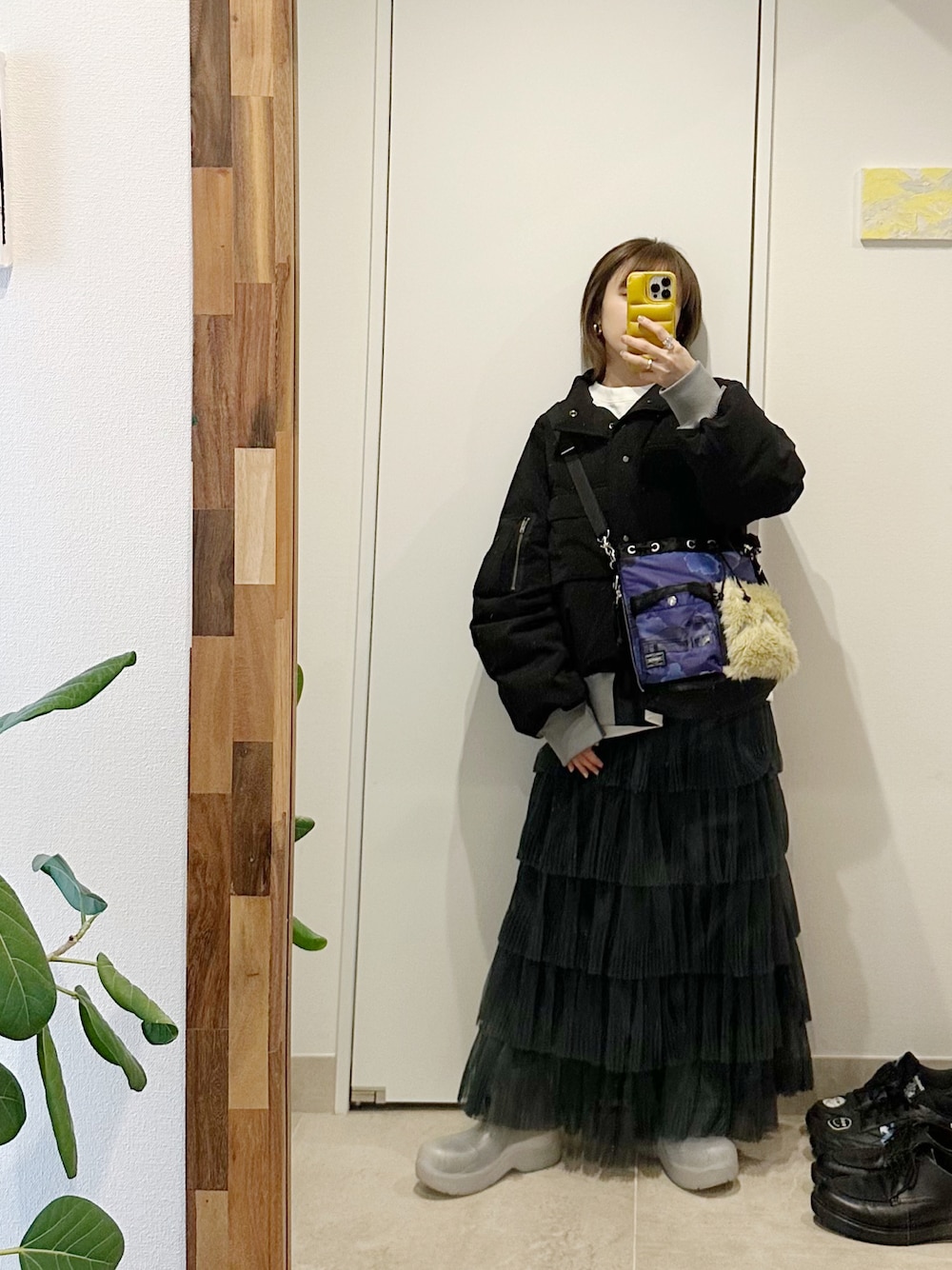 「オトナカジュアル、fukuu、ふくうコーデ、高橋愛、154cm、スウェット、オーガンジー、段々フリル、beautiful people」｜「fukuuのリサイクルポリエステル メンズライクボリュームアウター（ミリタリージャケット、ブラック系）」を使った、高橋愛さん（レディース・154cm）の春コーディネートの1枚目の写真