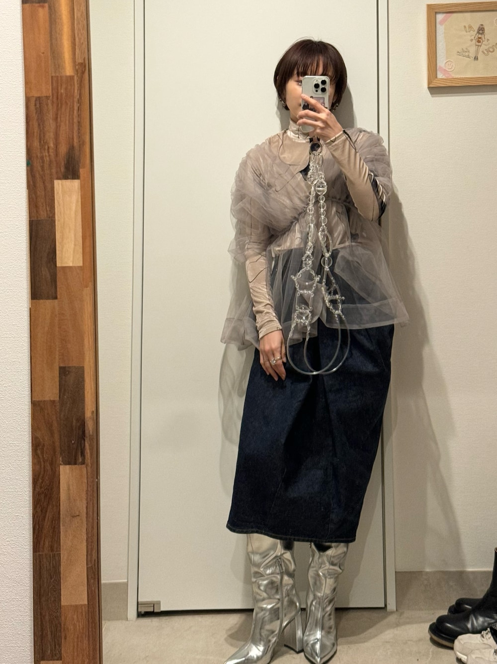 「春のおしゃ見えテクニック、オトナカジュアル、デニム、デニムスカート、マルジェラ、Maison Margiela、ZARA、メタリックブーツ、ザラ、ヒール、高橋愛、154cm、ELENDEEK」｜「ELENDEEKのBUTTERFLY TULLE TUNIC（シャツ/ブラウス、グレー系）」を使った、高橋愛さん（レディース・154cm）の春コーディネートの1枚目の写真