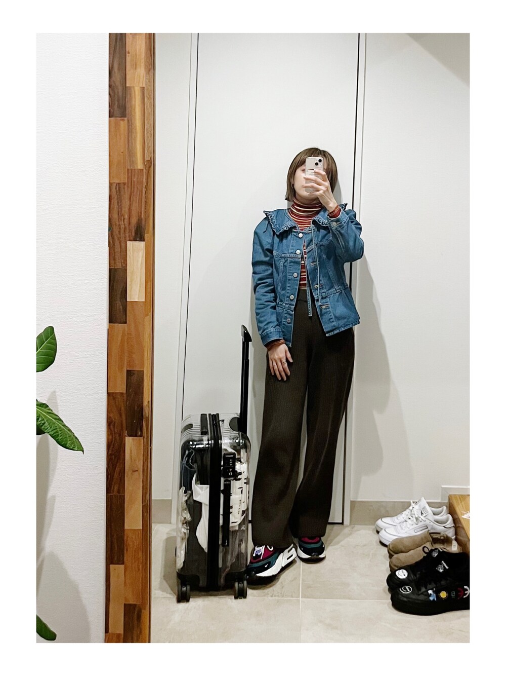 「春、デニムジャケット、リーバイス、BEAMS、ビームス、高橋愛、fukuu、ふくうコーデ、ニットアップ、ニットパンツ、リブパンツ、スニーカーコーデ、NIKE」｜「fukuuの【セットアップ対応可】 リサイクルウール　ニットパンツ（その他パンツ、ブラウン系）」を使った、高橋愛さん（レディース・154cm）の春コーディネートの1枚目の写真