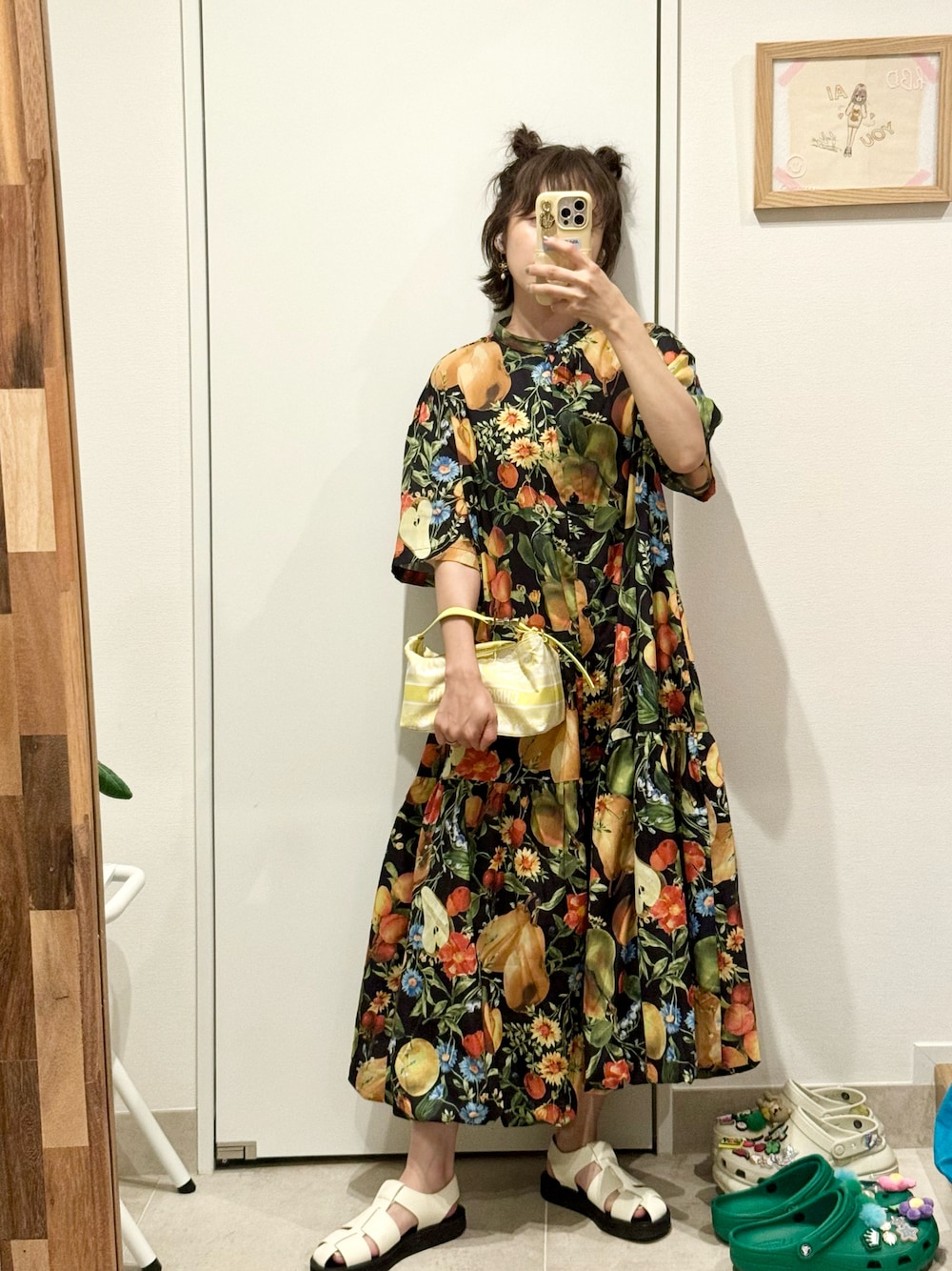 「mananasuerte、154cm、カラフル、christian dior、Dior、ディオール、ミニバック、The Row、高橋愛」｜「manana suerteのSPECIAL EDITIONオリジナルプリントバルーンワンピース（ワンピース、ブラック系）」を使った、高橋愛さん（レディース・154cm）の夏コーディネートの1枚目の写真