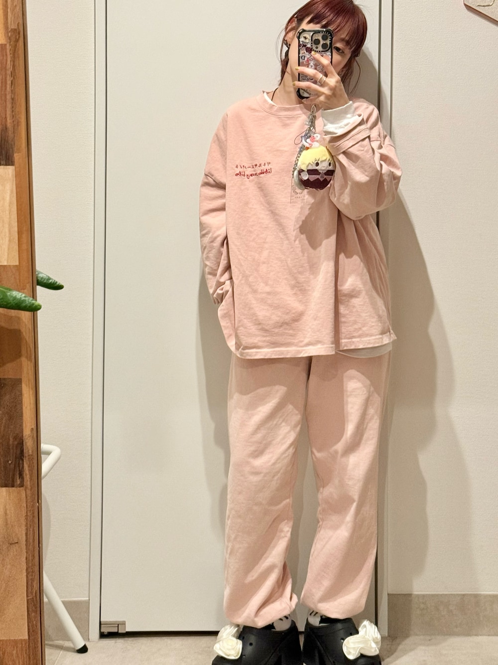 「お気に入り、セットアップ、リトルサニーバイト、little sunny bite、クロックス、厚底サンダル」｜「Little sunny biteのLogo long tee（Tシャツ/カットソー、ピンク系）」を使った、高橋愛さん（レディース・154cm）の春コーディネートの1枚目の写真
