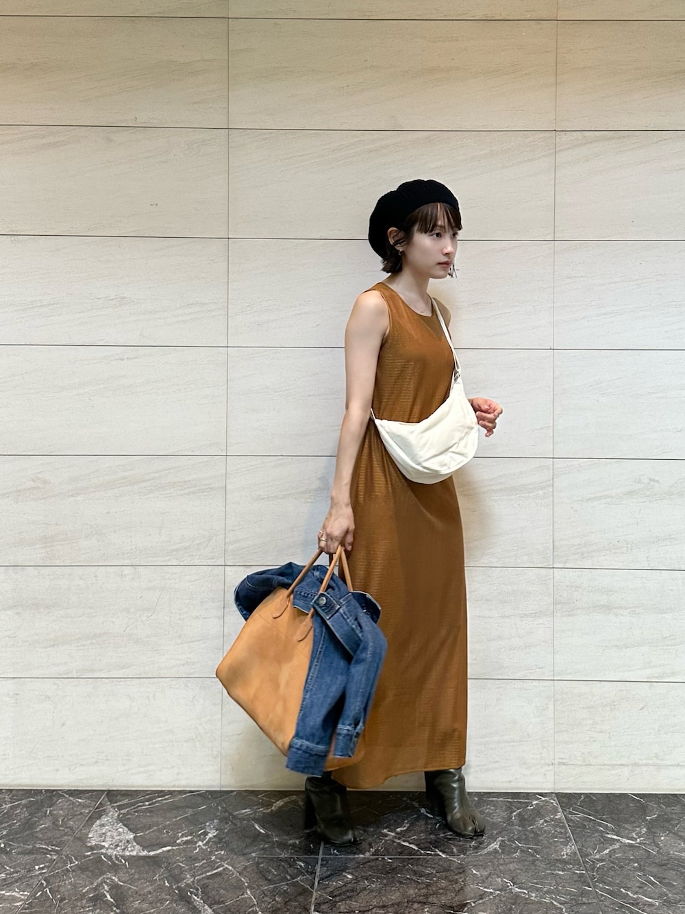 「UNIQLO、ユニクロマメクロゴウチ、UNIQLO mame kurogouchi、ニットワンピース、キレイめカジュアル、秋コーデ、秋の新作、ニット帽、ニットベレー帽、ニットベレー、高橋愛、154cm、The Row、Maison Margiela、tabi」｜「UNIQLOのアイテム（ワンピース/ドレス、ブラウン系）」を使った、高橋愛さん（レディース・154cm）の秋コーディネートの1枚目の写真