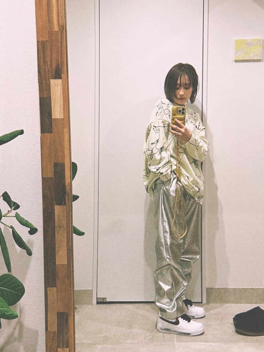 「春服デビュー宣言、カジュアルコーデ、モード、シルバー、NIKE、GD、G-DRAGON、高橋愛、154cm、春色、きいろといえばわたし、ミディアムショート、JILSANDER」｜「JIL SANDERのT-SHIRT LS（Tシャツ/カットソー、ベージュ系）」を使った、高橋愛さん（レディース・154cm）の春コーディネートの1枚目の写真