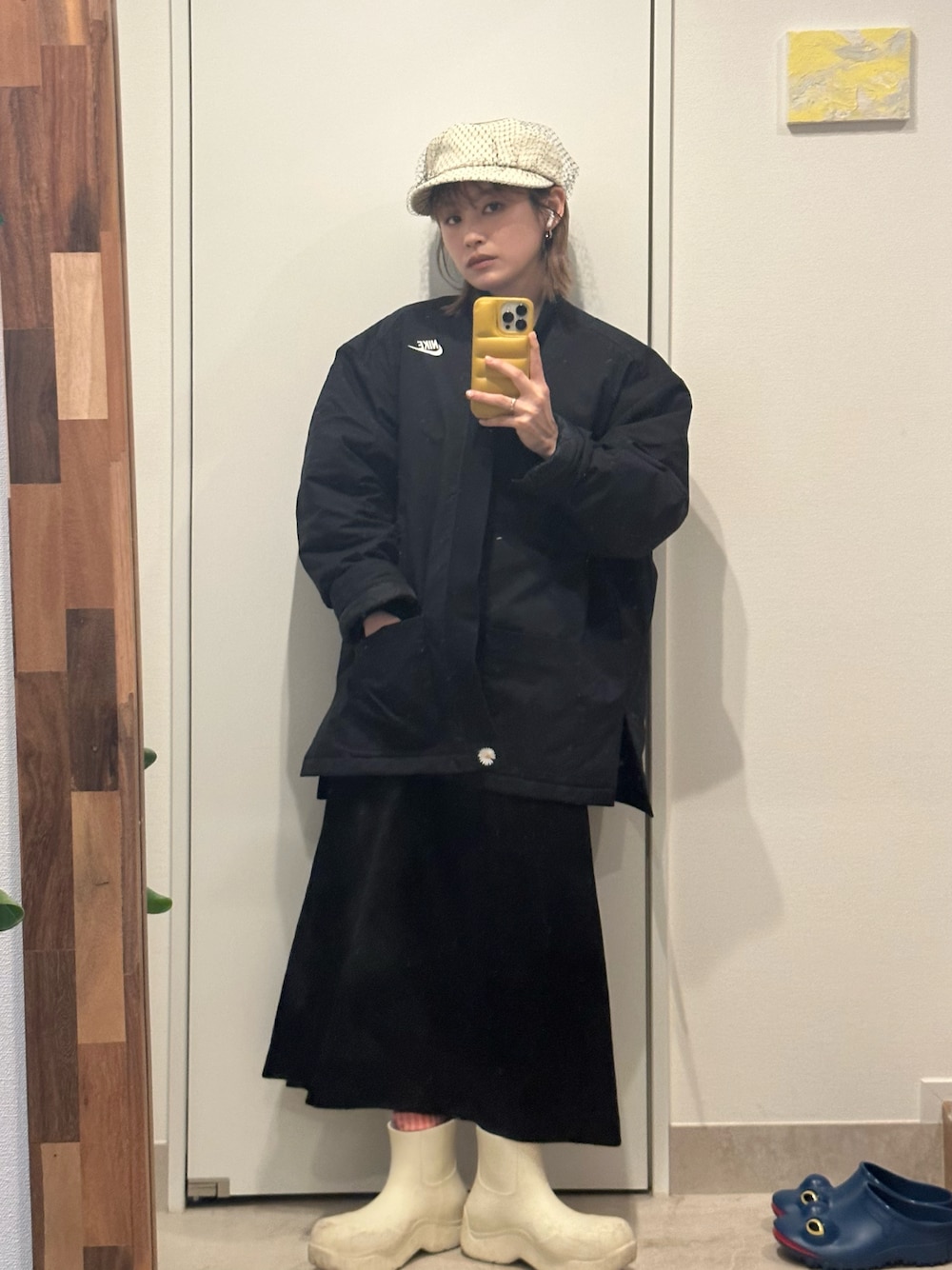 「シンプル、レインブーツ、パドルブーツ、高橋愛、154cm、mamekurogouchi、NIKE、GD、G-DRAGON、peaceminusone、ピースマイナスワン、オールブラック、モノトーンコーデ」｜「NIKEのアイテム（ジャケット/アウター、ブラック系）」を使った、高橋愛さん（レディース・154cm）の春コーディネートの1枚目の写真