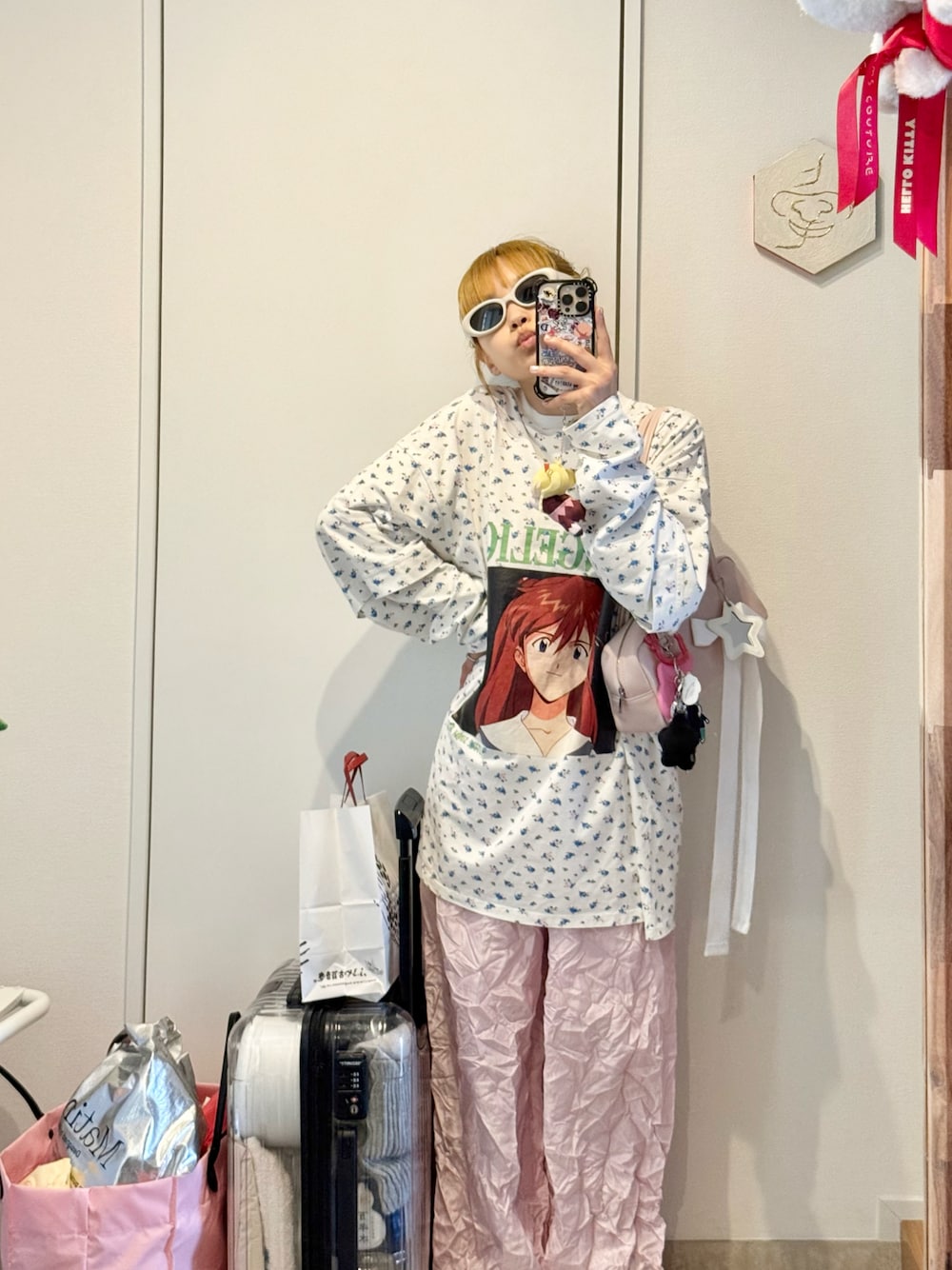 「サングラス、初夏コーデ、春コーデ、ピンク、エヴァンゲリオン、金髪、ビスケ、小花柄、リトルサニーバイト、little sunny bite、メゾンスペシャル、メゾスペ、MAISON SPECIAL」｜「MAISON SPECIALのアイテム（パンツ、ピンク系）」を使った、高橋愛さん（レディース・154cm）の春コーディネートの1枚目の写真