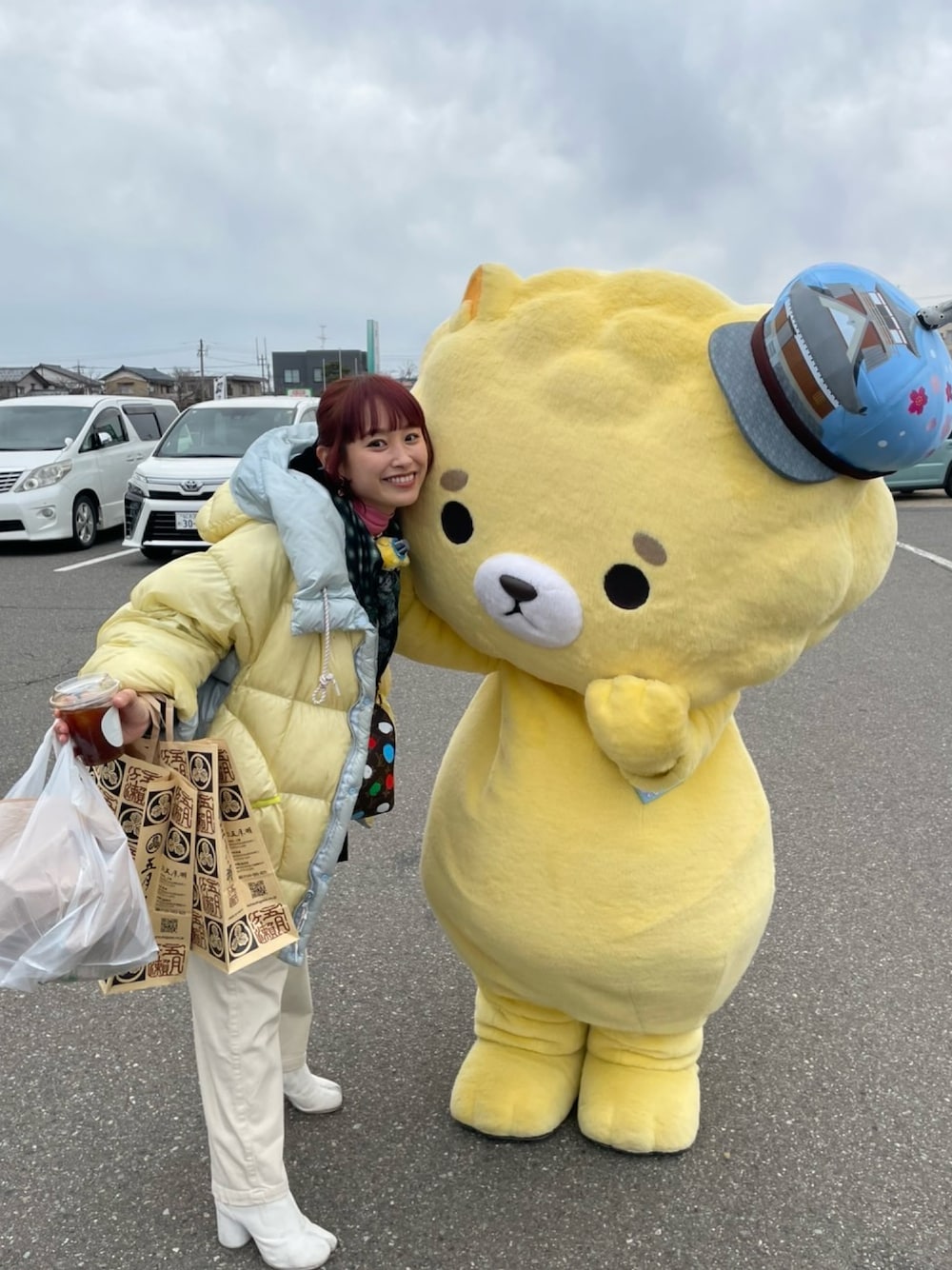 「ほや丸、丸岡城、154cm、ほや丸カラー、ほや丸コーデ、きいろといえばわたし、高橋愛、beautiful people、LOGOS DAYS、ロゴスデイズ、楽ちんパンツ、tabi、マルジェラ」｜「beautiful peopleのbp×NANGA　sleeping bag down coat（ダウンジャケット/コート、ブルー系）」を使った、高橋愛さん（レディース・154cm）の春コーディネートの1枚目の写真