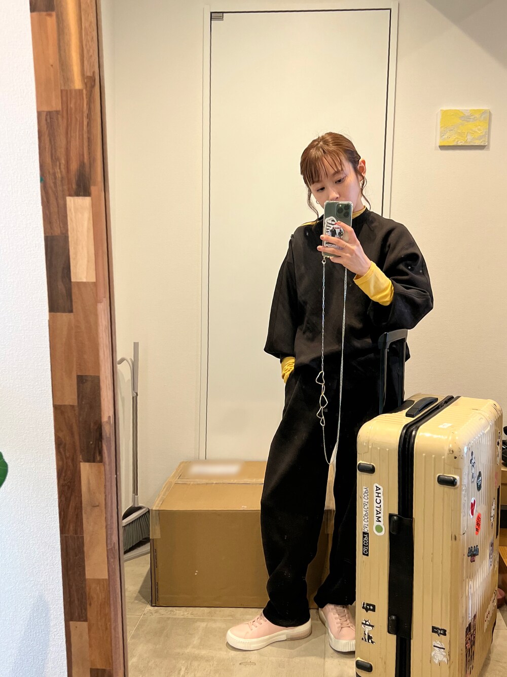 「セットアップ、スウェット、UNIQLO、ユニクロ、高橋愛、asics walking、アシックス、asics、154cm、レイヤリング、きいろといえばわたし」｜「UNIQLOのアイテム（スウェット、ブラウン系）」を使った、高橋愛さん（レディース・154cm）の秋コーディネートの1枚目の写真