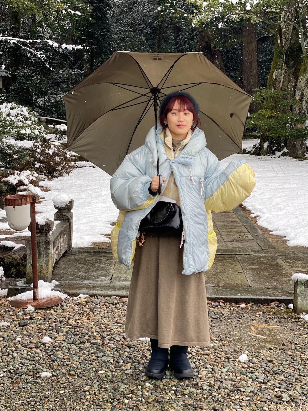 「今日のコーデ、ニットワンピース、154cm、高橋愛、beautiful people、ニット帽、北陸、ふくいブランド大使、坂井市エキサイト大使」｜「beautiful peopleのbp×NANGA　sleeping bag down coat（ダウンジャケット/コート、ブルー系）」を使った、高橋愛さん（レディース・154cm）の冬コーディネートの1枚目の写真