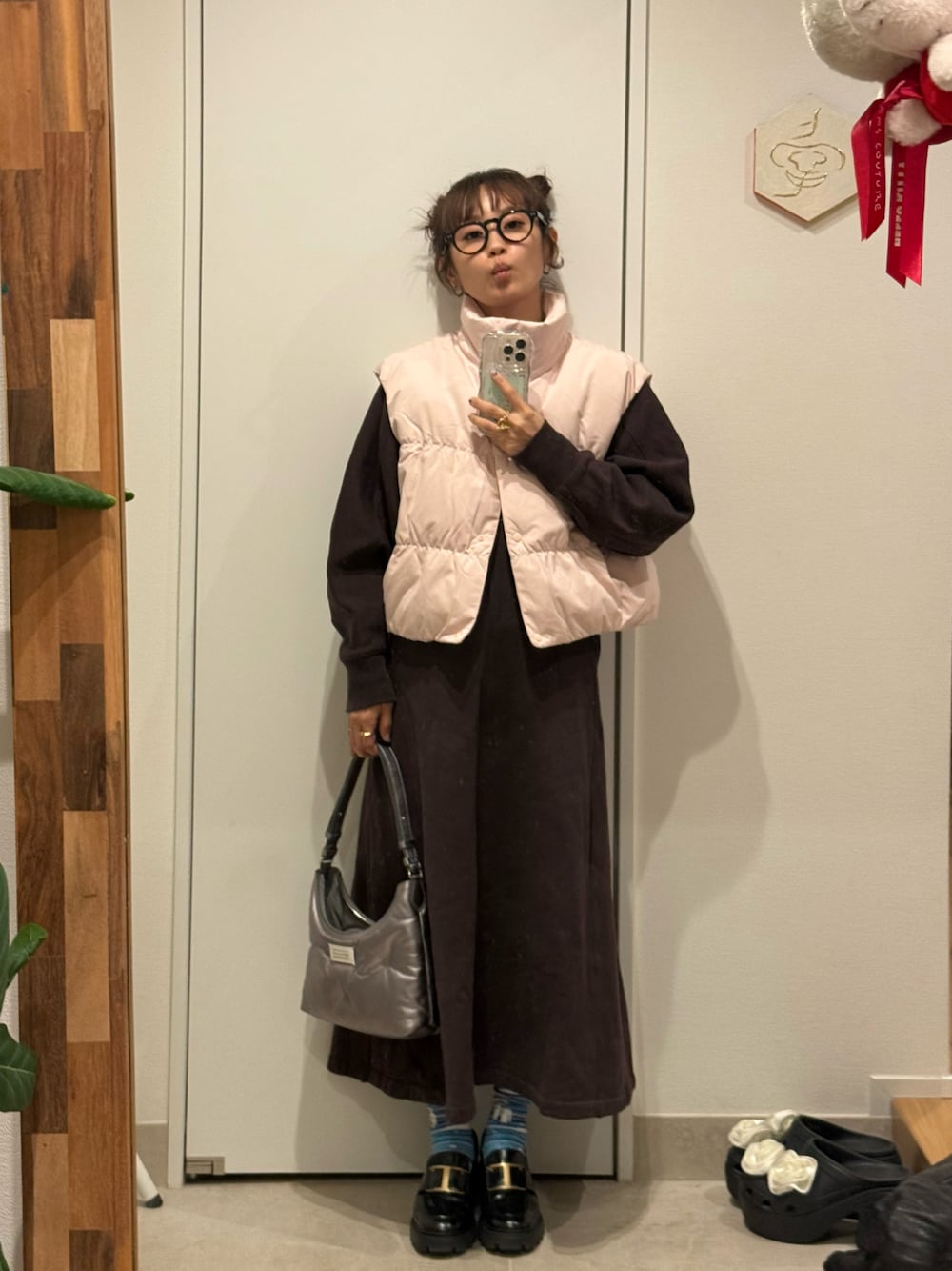 「ダウンベスト、秋っぽコーデ更新中、ベスト、秋服準備はじめました、秋服、お団子ヘアー、ツインお団子、beautiful people、ロングワンピース、高橋愛」｜「TOD’Sのアイテム（ローファー、ブラック系）」を使った、高橋愛さん（レディース・154cm）の秋コーディネートの1枚目の写真