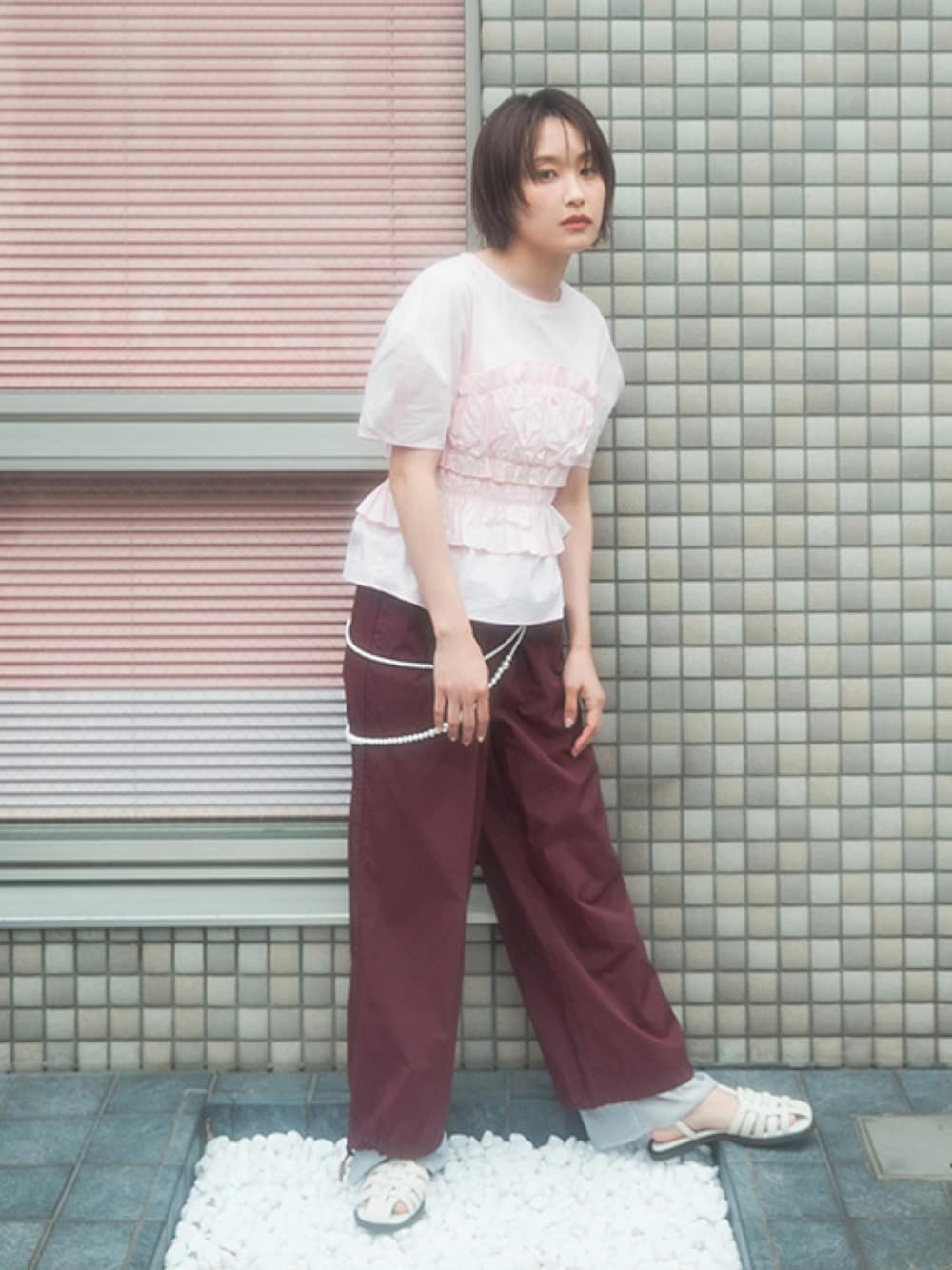 「夏、ドロスト、レイヤードパンツ、KBF、高橋愛、154cm、パールアクセ、ケービーエフ(KBF)、ピンク、フェミニン×カジュアル」｜「KBFの『高橋愛×KBF』ドロストレイヤードパンツ（その他パンツ、レッド系）」を使った、高橋愛さん（レディース・154cm）の春コーディネートの1枚目の写真