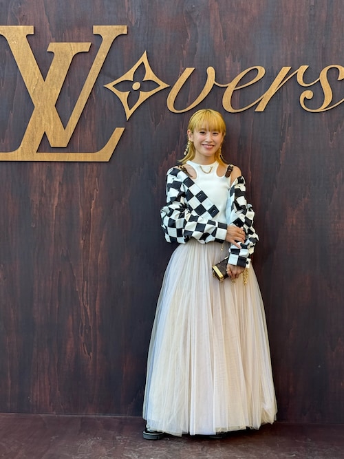 LOUIS VUITTONのタンクトップを使った人気ファッション