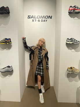 「アイテム（トレンチコート）」を使った、高橋愛さん（レディース・154cm）の秋コーディネート