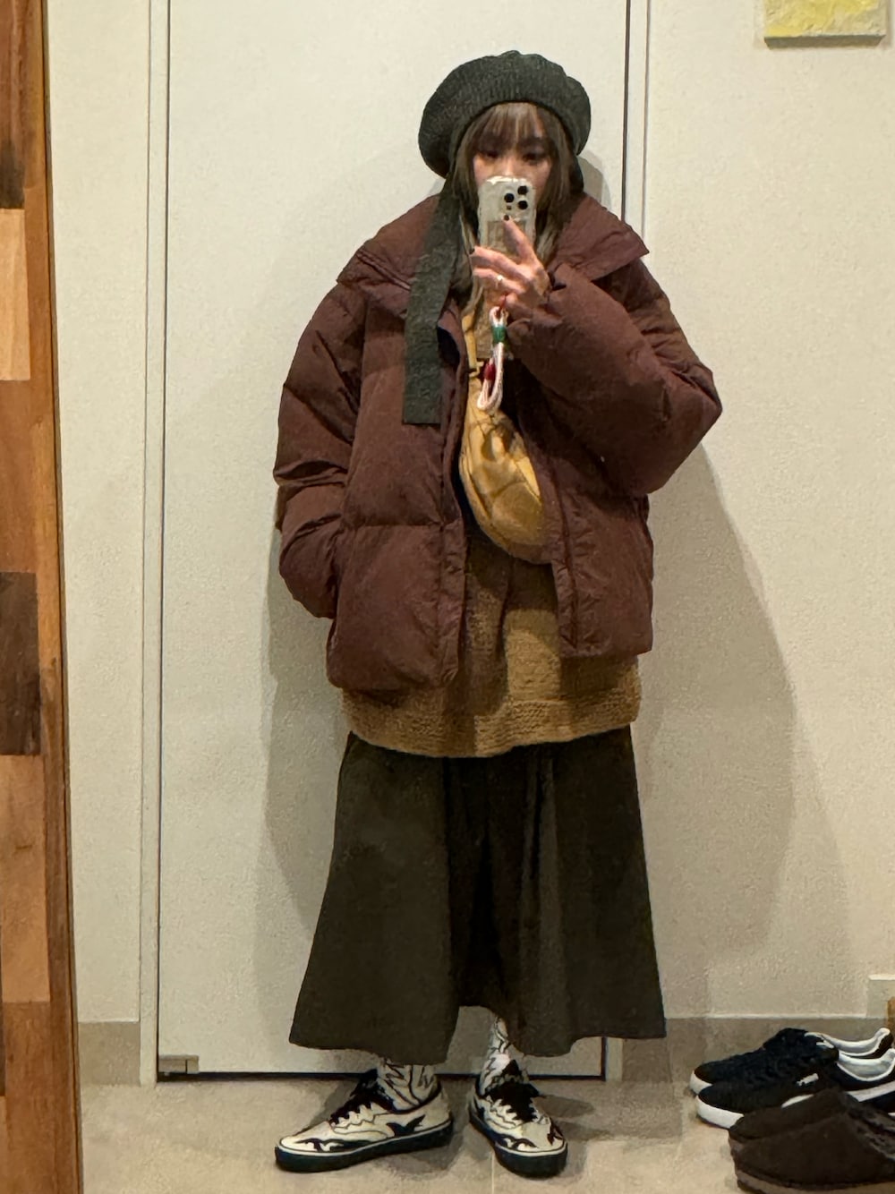 「TOGA、TOGA PULLA、靴下屋、靴下屋コラボ、VANSコラボ」｜「niche.のMacMahon Knitting Mills/マクマホンニッティングミルズ  別注ニットベストLine Yin&Yang（ニット/セーター、ベージュ系）」を使った、高橋愛さん（レディース・154cm）の冬コーディネートの1枚目の写真