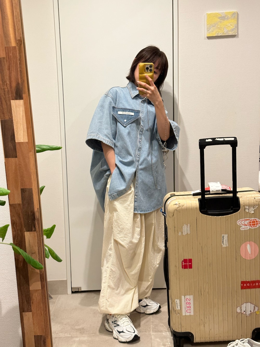 「カジュアルコーデ、どカジュアル、高橋愛、154cm、デニム、デニムジャケット、prankproject、プランクプロジェクト、ニューバランス、New Balance、ボーイッシュ、バルーンパンツ、スタイルミキサー、stylemixer、スタミキ」｜「PRANK PROJECTのアイテム（シャツ/ブラウス、ブルー系）」を使った、高橋愛さん（レディース・154cm）の夏コーディネートの1枚目の写真