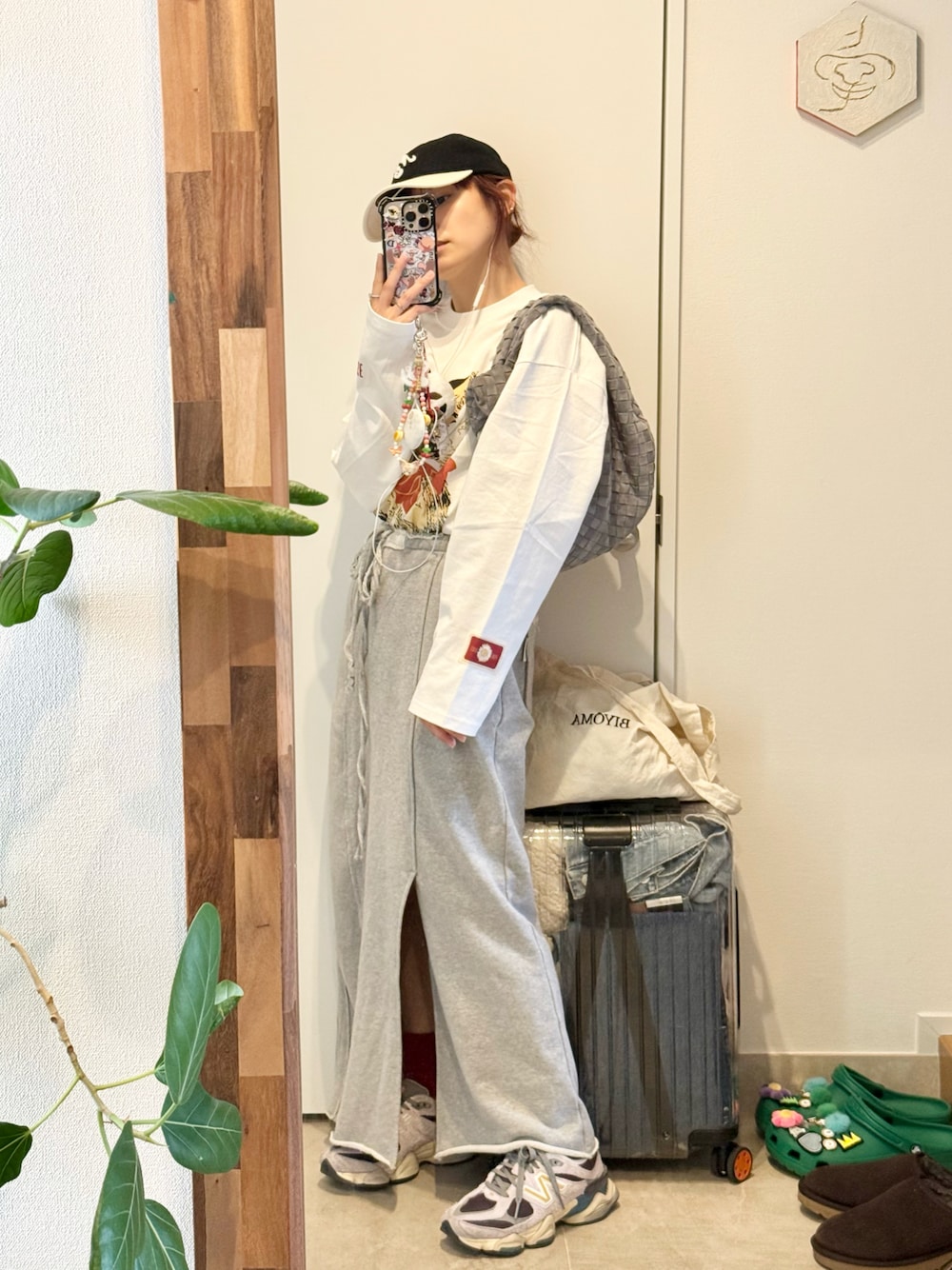 「グレー、154cm、Martin Kim、韓国ファッション、リトルサニーバイト、LSB、LSB × PINK HOUSE、little sunny bite、ピンクハウス」｜「PINK HOUSEのcat long tee（Tシャツ/カットソー、ホワイト系）」を使った、高橋愛さん（レディース・154cm）の春コーディネートの1枚目の写真