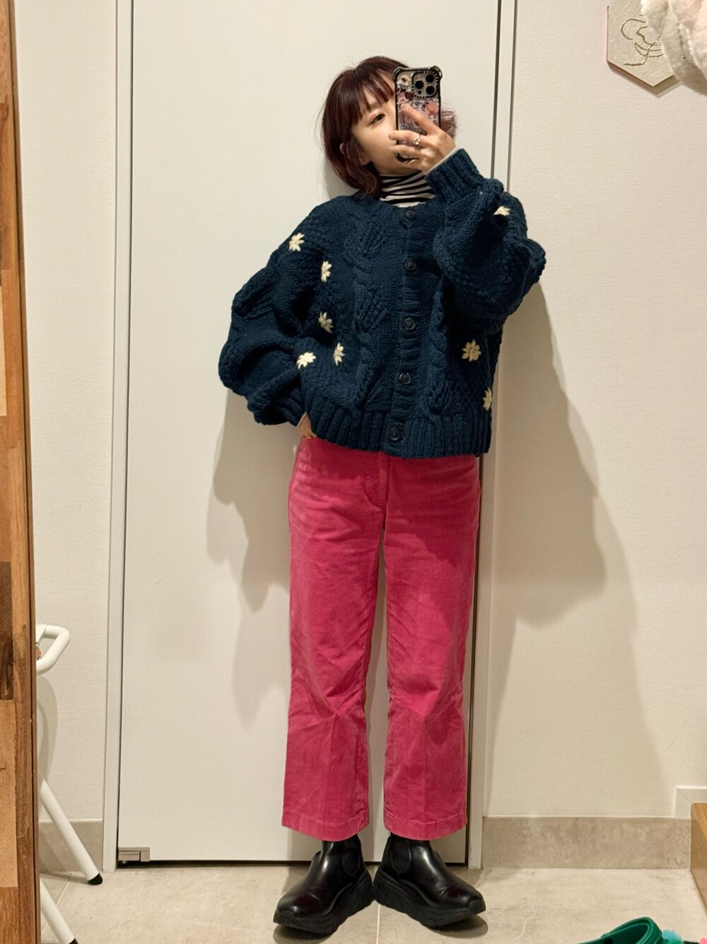 「sea room lynn、高橋愛、カーディガン、ボーダー、タートルネック、154cm、freada、フリーダ、FREAKS STORE、フリークスストア、コーデュロイ、MBT、ニットカーディガン」｜「Sea Room Lynnのアイテム（カーディガン/ボレロ、ブルー系）」を使った、高橋愛さん（レディース・154cm）の冬コーディネートの1枚目の写真