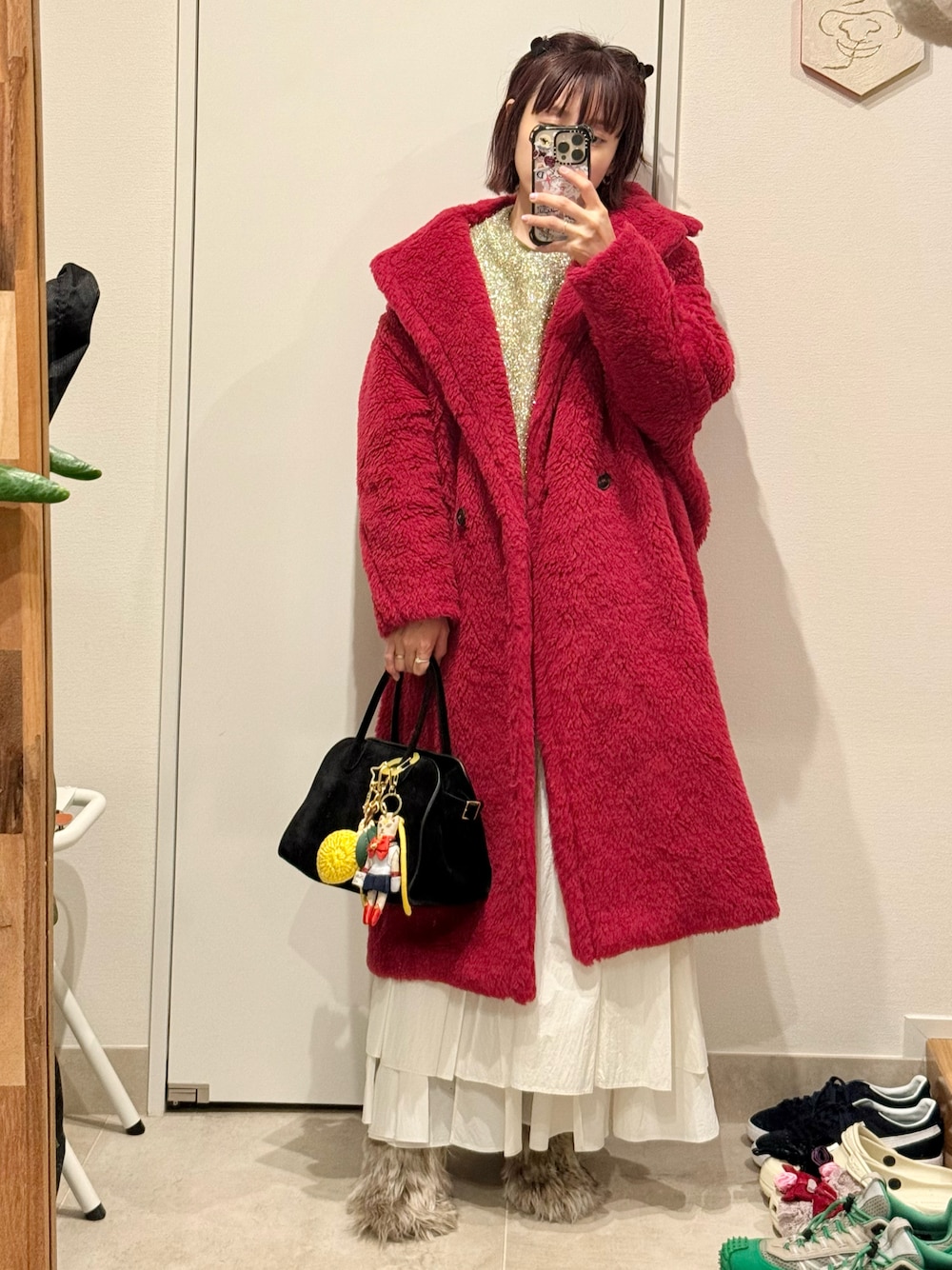 「冬コーデ、ロングコート、クリスマスコーデ、高橋愛、154cm、Max Mara、テディベア、ゴールドニット、ファーブーツ、マルジェラ、Maison Margiela」｜「Max Maraのアイテム（ジャケット/アウター、レッド系）」を使った、高橋愛さん（レディース・154cm）の冬コーディネートの1枚目の写真