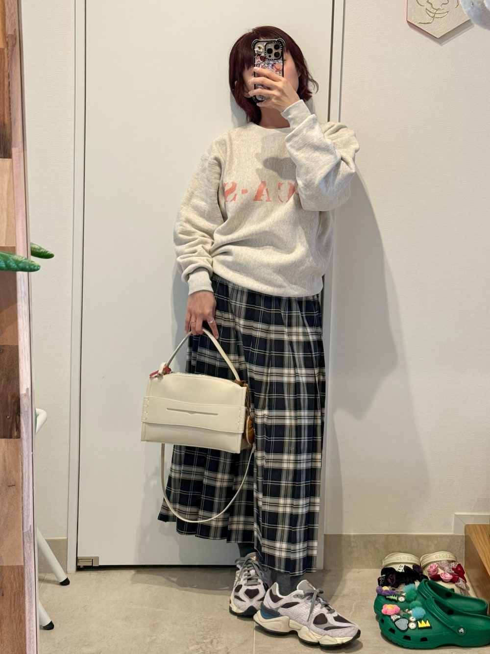 「チェック、LOGOS DAYS、ロゴスデイズ、しまむら、ロングスカート、プリーツスカート、BEAMS BOY、ビームスボーイ、スウェット、高橋愛、154cm、JW Anderson、JWANDERSON、トートバッグ」｜「BEAMS BOYのアイテム（スウェット、ホワイト系）」を使った、高橋愛さん（レディース・154cm）の冬コーディネートの1枚目の写真