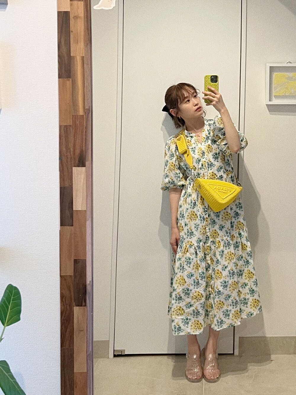 「きいろといえばわたし、高橋愛、154cm、GUCCI、クリアサンダル、ガラスの靴、夏コーデ」｜「UNIQLOのアイテム（ワンピース/ドレス、ホワイト系）」を使った、高橋愛さん（レディース・154cm）の夏コーディネートの1枚目の写真