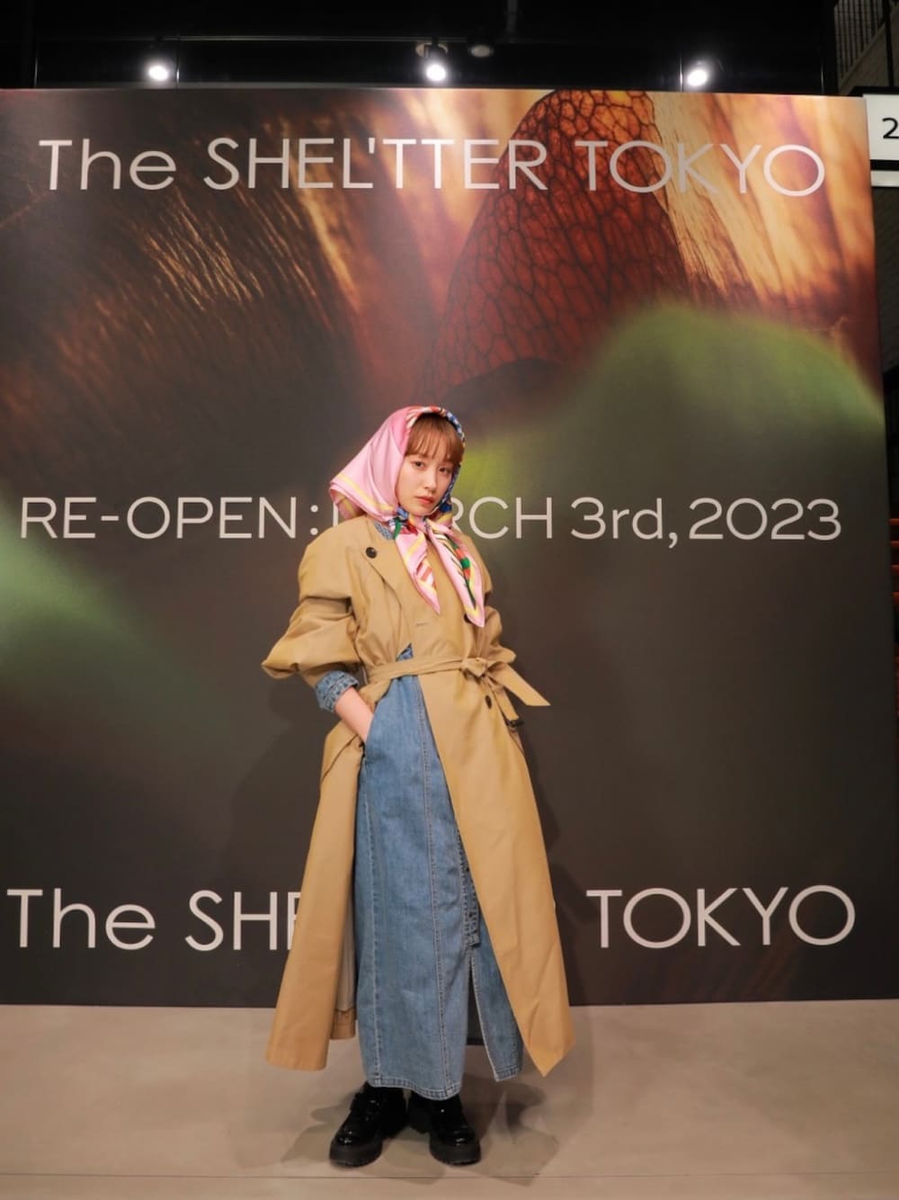 「スカーフ、スカーフアレンジ、スカーフスタイル、エルメス、エルメススカーフ、HERMES、高橋愛、154cm、トレンチコート、moussy、マウジー、デニム、デニムワンピース、ローファー、MIUMIU」｜「MOUSSYのCOLLARLESS TRENCH コート（トレンチコート、ベージュ系）」を使った、高橋愛さん（レディース・154cm）の春コーディネートの1枚目の写真