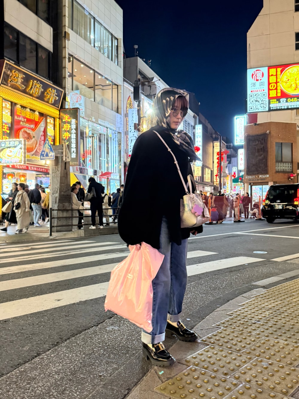 「セールで買いました、ROPE、ロペ、アダムエロペ(ADAM ET ROPE')、オードリーヘップバーン、大判スカーフ、GD、G-DRAGON、高橋愛、154cm、ローファー、デニム、ユニクロ、JW Anderson x UNIQLO」｜「Lautashiのアイテム（トップス、ブラック系）」を使った、高橋愛さん（レディース・154cm）の春コーディネートの1枚目の写真
