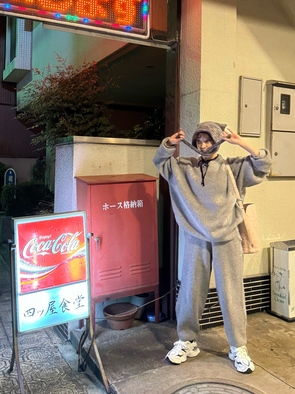 「ワントーンコーデ、グレーコーデ、高橋愛、77circa、ナナナナサーカ、154cm、スニーカー、New Balance、ニット帽、BEAMS」｜「NEW BALANCEの90/60（スニーカー、ホワイト系）」を使った、高橋愛さん（レディース・154cm）の冬コーディネートの1枚目の写真
