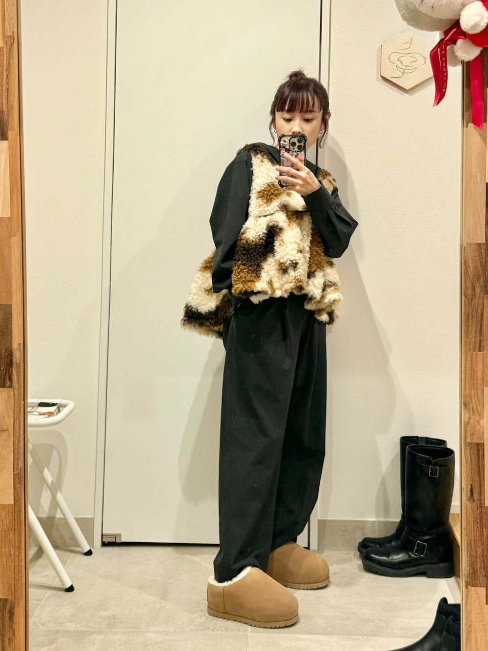 「モコモコ、firsthand、ファーストハンド、ファーベスト、高橋愛、154cm、オールインワン、RONEL、ロネル、UGG」｜「RONELの【VERY1月号掲載】フーディーオールインワン（つなぎ/オールインワン、グレー系）」を使った、高橋愛さん（レディース・154cm）の冬コーディネートの1枚目の写真