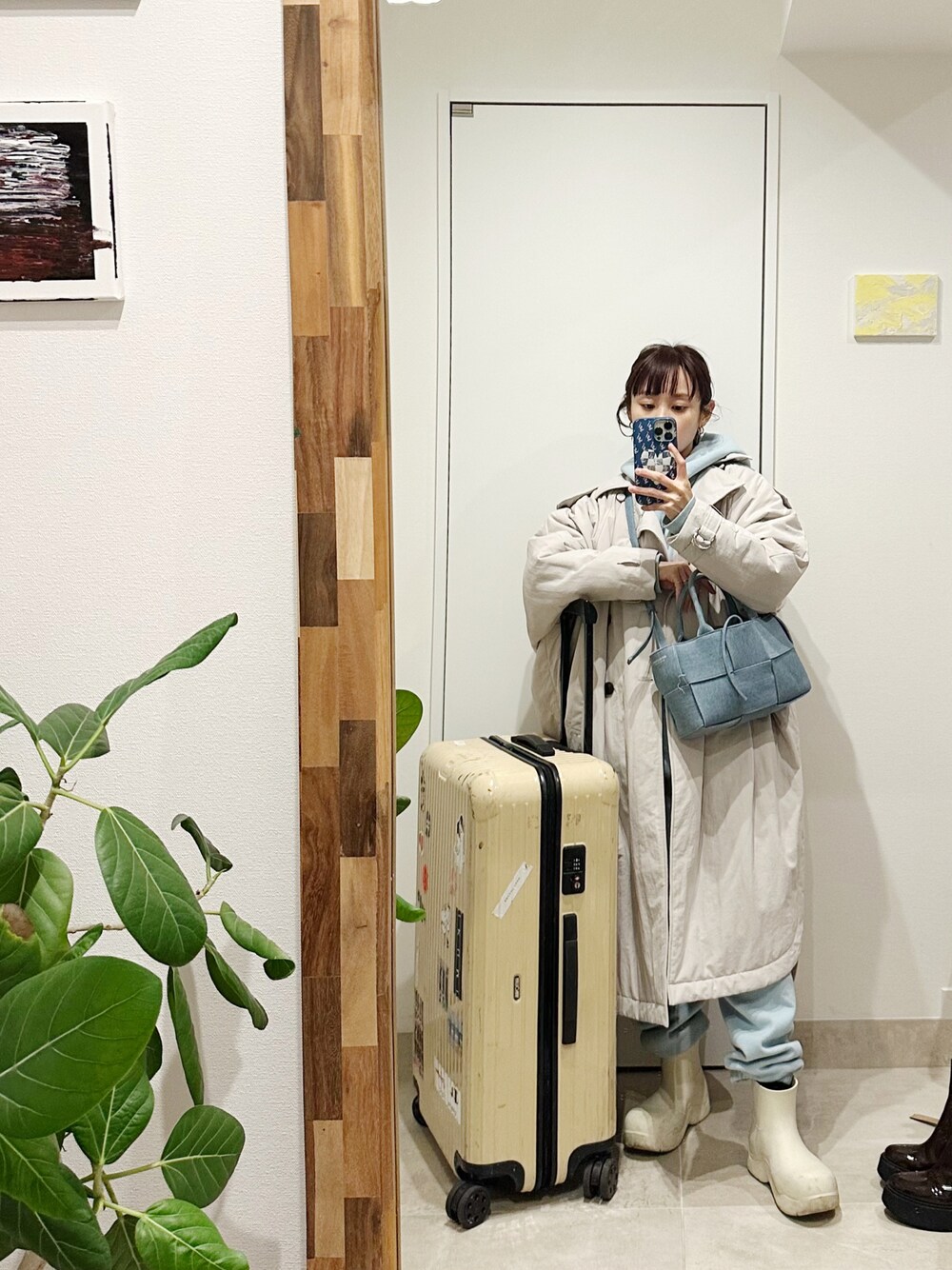 「みずいろ、水色、154cm、高橋愛、セットアップ、スウェット、PAMEO POSE、レインブーツ、パドルブーツ、BOTTEGA VENETA、デニム」｜「kapok knotのアイテム（ジャケット/アウター、ホワイト系）」を使った、高橋愛さん（レディース・154cm）の冬コーディネートの1枚目の写真