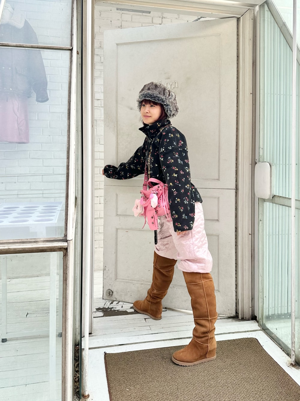 「真冬のあったかスタイル、Mardi Mercredi、サイハイブーツ、高橋愛、154cm、BALENCIAGA、NEW ERA」｜「Mardi Mercrediのアイテム（パンツ、ピンク系）」を使った、高橋愛さん（レディース・154cm）の冬コーディネートの1枚目の写真