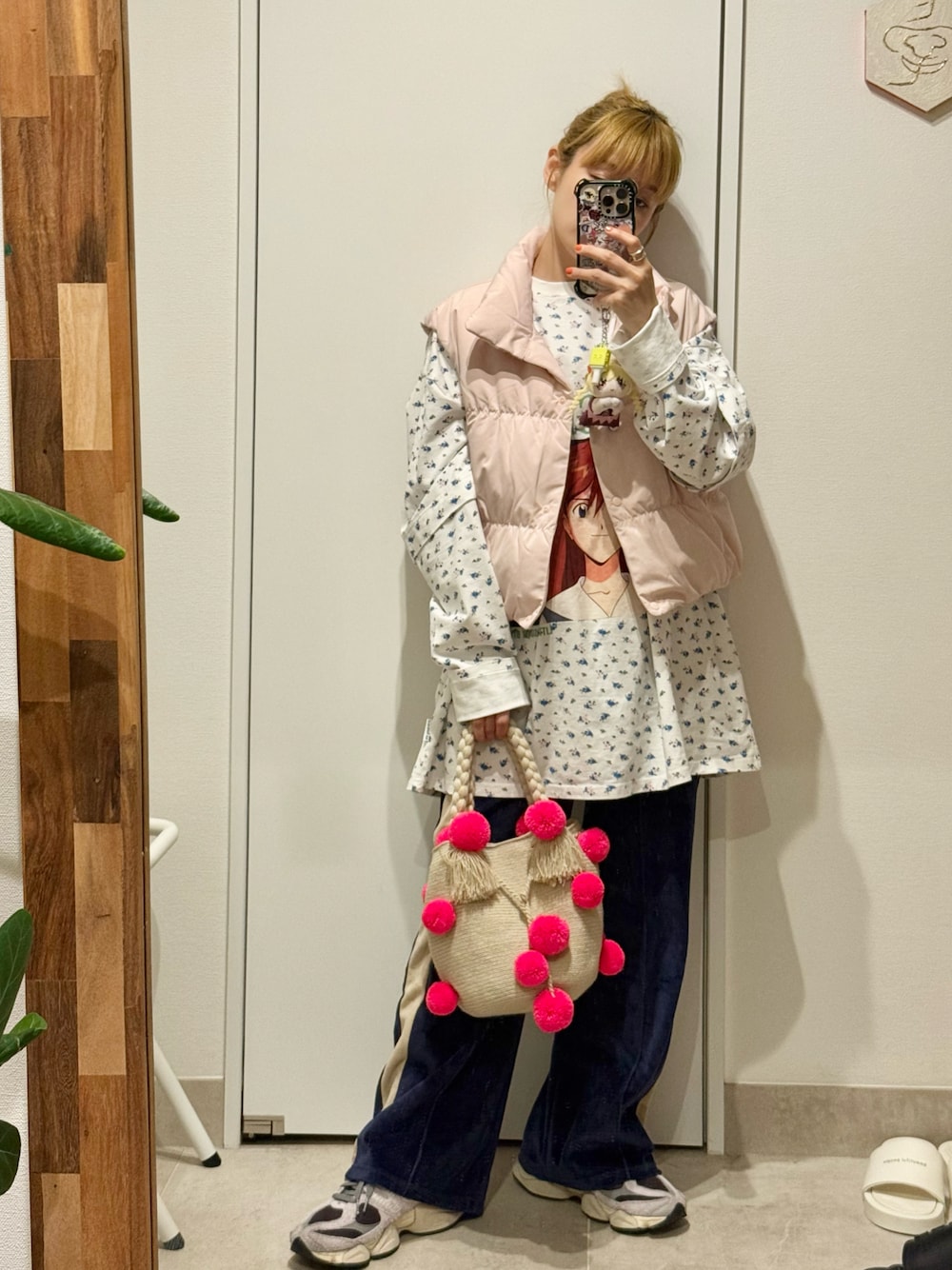 「ユニクロ、UNIQLO C、高橋愛、154cm、かごバッグ、ビスケカラー、little sunny bite、LSB」｜「Little sunny biteの/evangelion x little sunny bite/ floral fake layered long tee（Tシャツ/カットソー、ホワイト系）」を使った、高橋愛さん（レディース・154cm）の春コーディネートの1枚目の写真