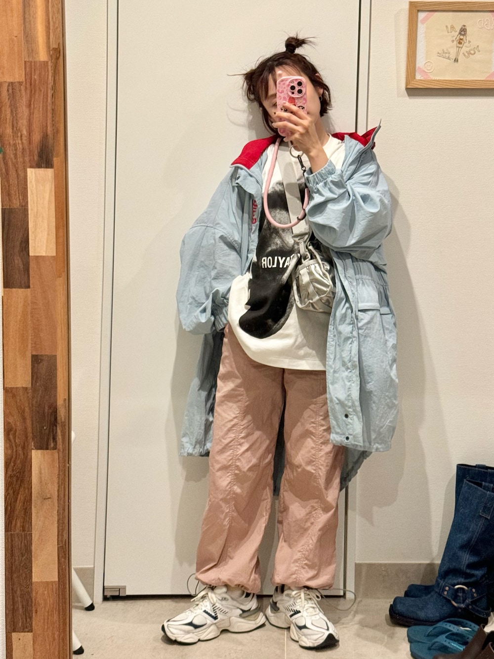 「アダムエロペ(ADAM ET ROPE')、BIOTOP、LeSportsac、レスポ、レスポートサック、haco!、OPENING CEREMONY、オープニングセレモニー、New Balance、高橋愛、154cm」｜「CONVERSEのアイテム（Tシャツ/カットソー、ホワイト系）」を使った、高橋愛さん（レディース・154cm）の春コーディネートの1枚目の写真