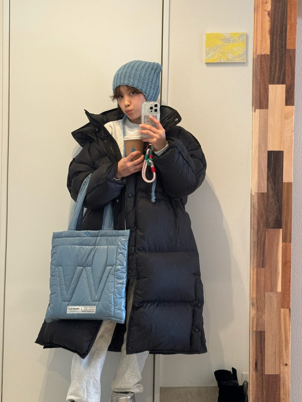 「冬を彩る色いろコーデ、水色、FREAK’Ｓ STORE、AcneStudios、ダウンジャケット、グレー、スゥェット、スウェット、猫、ニット帽、高橋愛、UGG」｜「FREAK'S STOREの限定展開　VAUDEVILLE/ボードビル　VVキルトトート（トートバッグ/キルティングバッグ）（トートバッグ、ブルー系）」を使った、高橋愛さん（レディース・154cm）の冬コーディネートの1枚目の写真