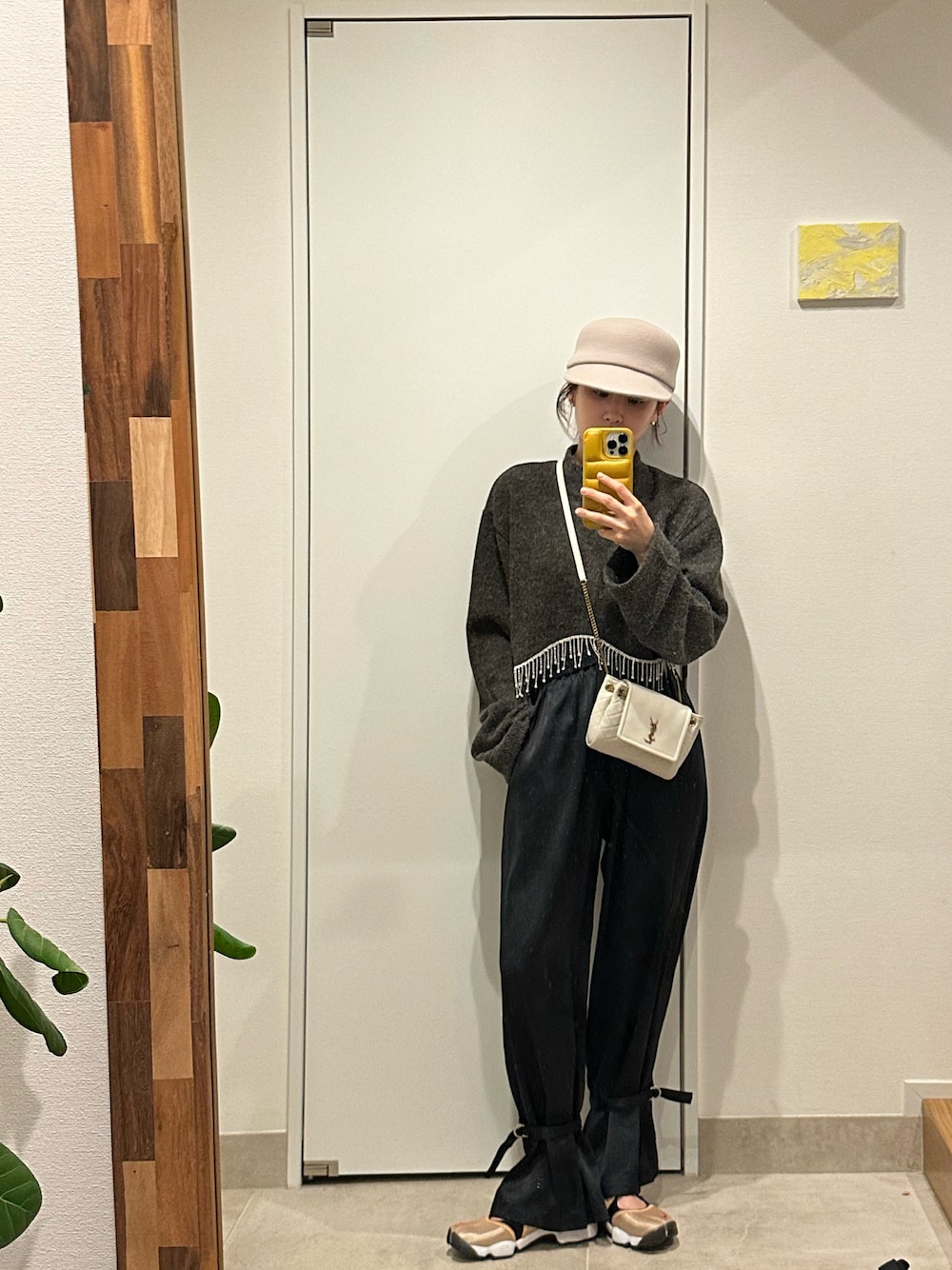 「シンプルコーデ、ダークトーンコーデ、fukuu、ふくうコーデ、高橋愛、154cm、春夏コーデ、帽子、キャスケット、足袋スニーカー、NIKE」｜「ZARAのアイテム（ニット/セーター、グレー系）」を使った、高橋愛さん（レディース・154cm）の春コーディネートの1枚目の写真