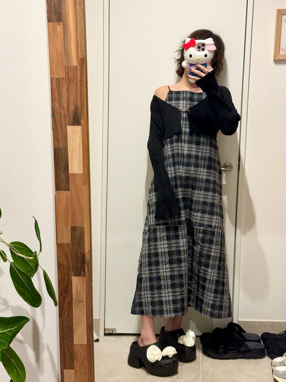「LEPSIM、チェック、キャミソール、キャミワンピ、高橋愛、154cm、ラクチンコーデ、honeymihoney、ハニーミーハニー、カーディガン、ショート丈トップス」｜「LEPSIMのチェックキャミワンピース　129307（ワンピース、ホワイト系）」を使った、高橋愛さん（レディース・154cm）の秋コーディネートの1枚目の写真