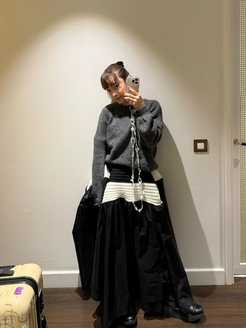 「モナコスタイル、モナコ、Monaco、ラボ旅、旅コーデ、旅行、sezane、セザンヌ、パリ、ニット、Paris、グレー、ISSEY MIYAKE、高橋愛、154cm」｜「ISSEY MIYAKEのアイテム（スカート、ブラック系）」を使った、高橋愛さん（レディース・154cm）の秋コーディネートの1枚目の写真