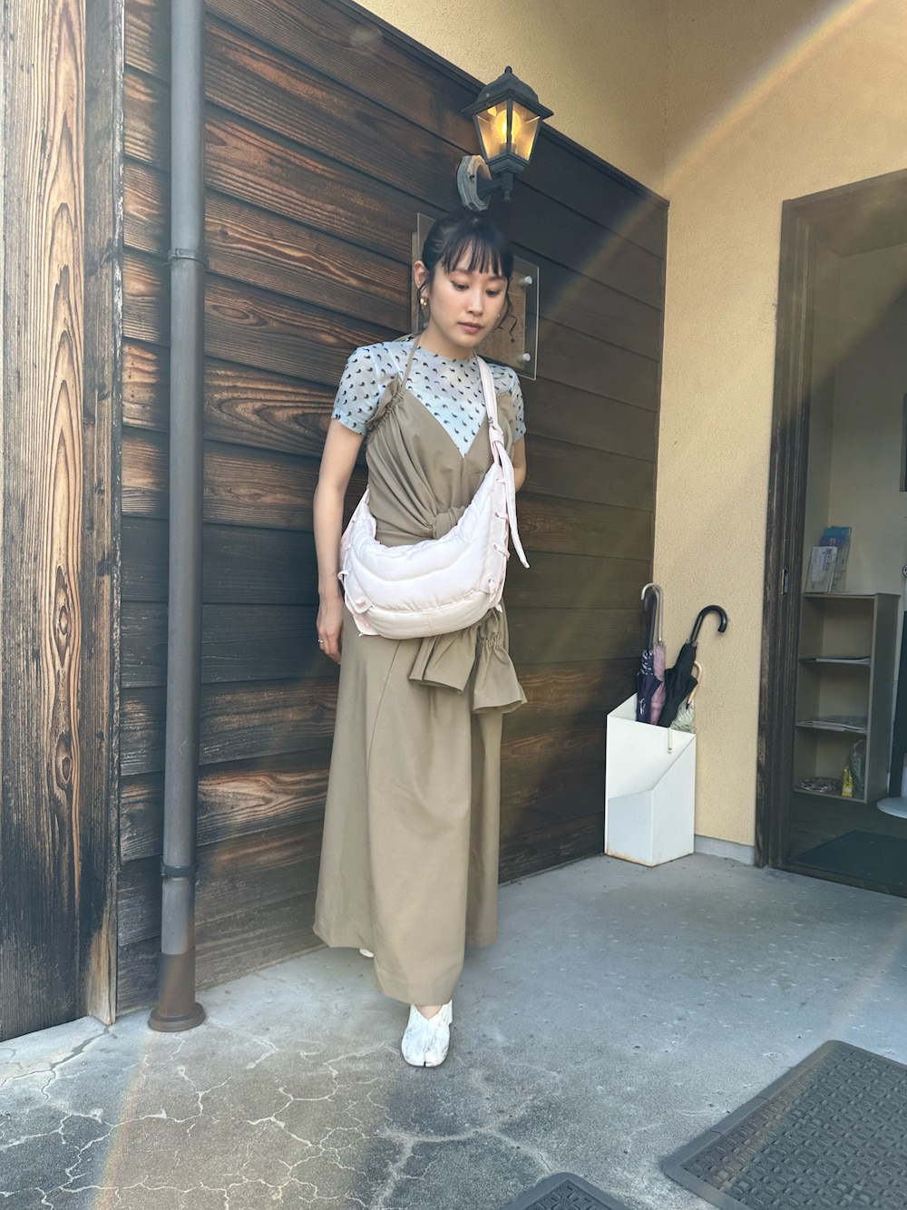 「お出かけコーデ、154cm、高橋愛、オトナカジュアル、Maison Margiela、ポニーテール、LEMAIRE」｜「fukuuのリサイクルポリエステル100% 2way 大人ワンピース（ワンピース、ベージュ系）」を使った、高橋愛さん（レディース・154cm）の夏コーディネートの1枚目の写真