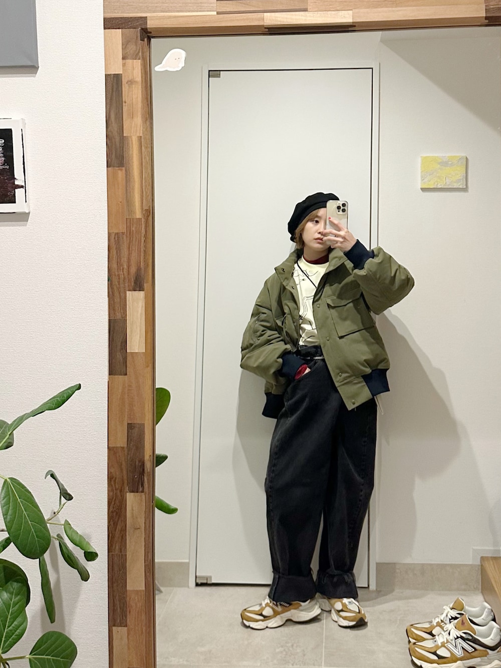 「MAISON EUREKA、デニム、fukuu、ふくうコーデ、高橋愛、154cm、スニーカー、New Balance、JILSANDER、ジルサンダー、ベレー帽」｜「fukuuのリサイクルポリエステル メンズライクボリュームアウター（ミリタリージャケット、グリーン系）」を使った、高橋愛さん（レディース・154cm）の冬コーディネートの1枚目の写真