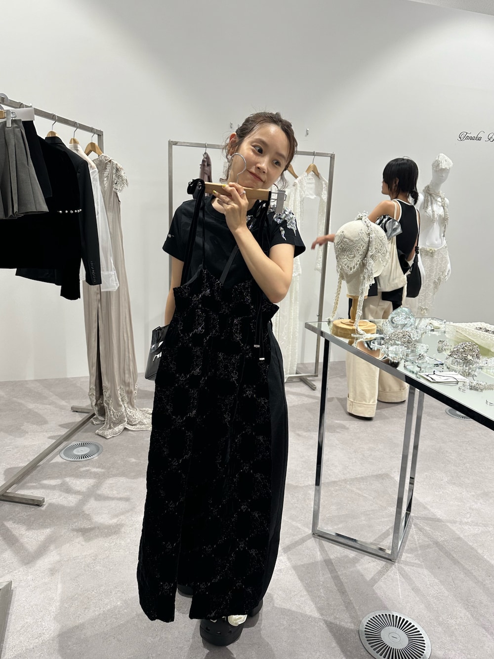 「ダイスケタナカ、タナカダイスケ、tanakadaisuke、黒、秋コーデ、高橋愛、154cm、でこ出し」｜「tanakadaisukeの【tanakadaisuke/タナカダイスケ】snow piles up T-shirt（Tシャツ/カットソー、ブラック系）」を使った、高橋愛さん（レディース・154cm）の秋コーディネートの1枚目の写真