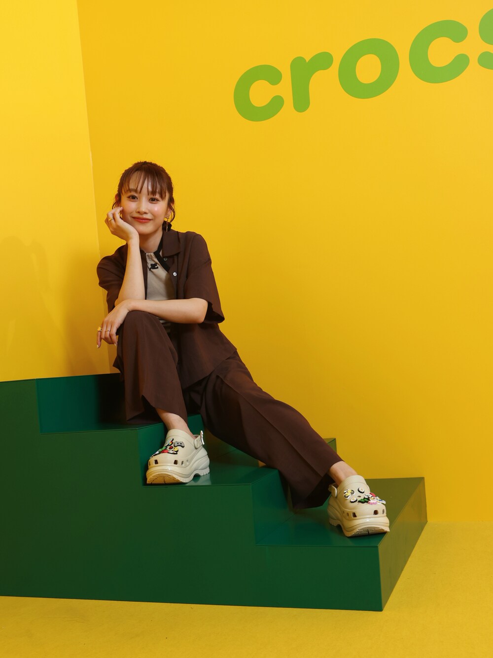 「N.O.R.C、ノーク、crocs、クロックス、高橋愛、154cm、セットアップ、ブラウン、厚底シューズ」｜「N.O.R.Cのドライタッチショートシャツ（シャツ/ブラウス、ブラウン系）」を使った、高橋愛さん（レディース・154cm）の夏コーディネートの1枚目の写真