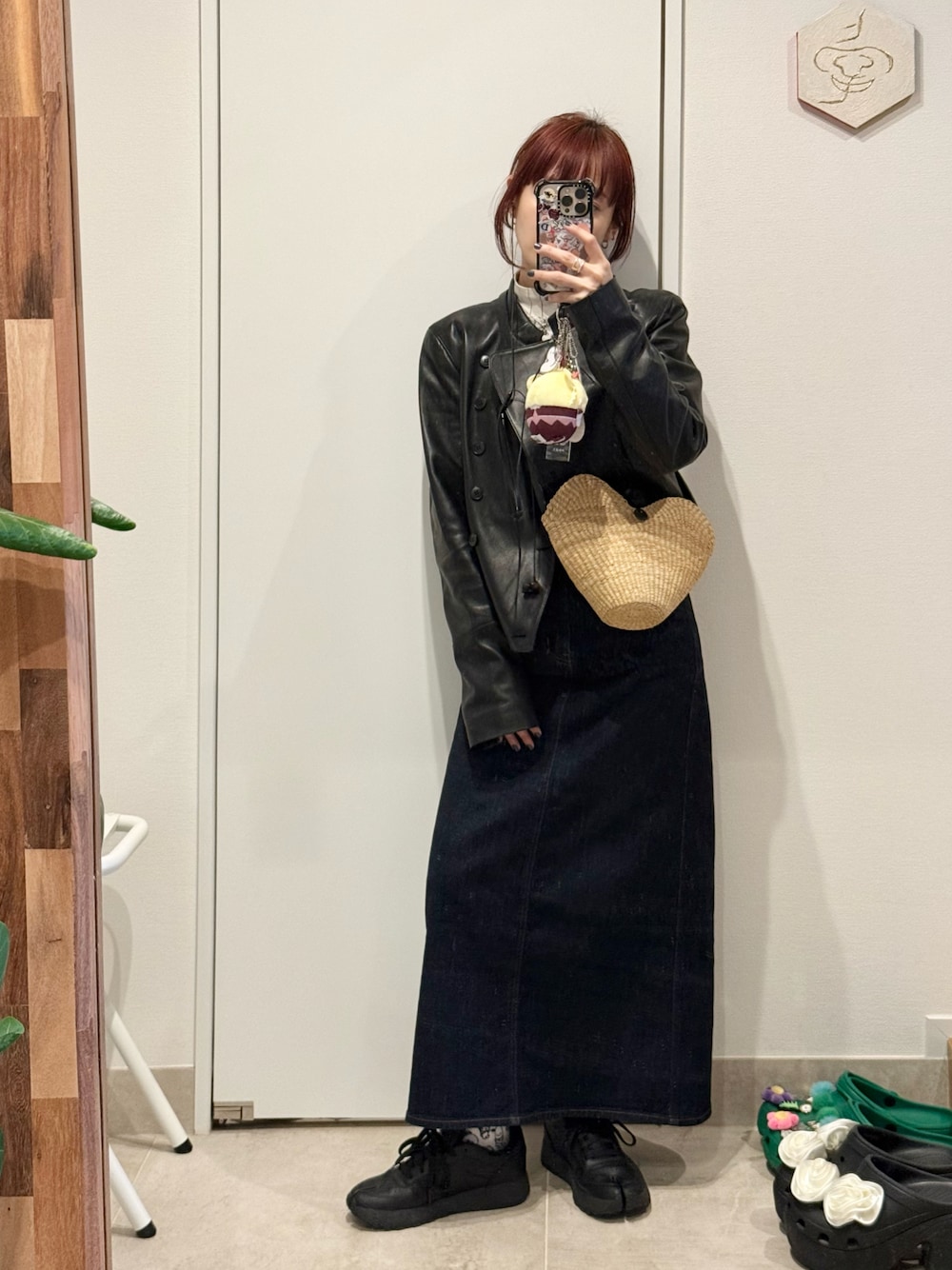 「まっくろコーデ、ライダース、レザージャケット、アニエスベー、agnes b.、高橋愛、154cm、reebok、Maison Margiela」｜「agnes b.のアイテム（バッグ、ベージュ系）」を使った、高橋愛さん（レディース・154cm）の春コーディネートの1枚目の写真