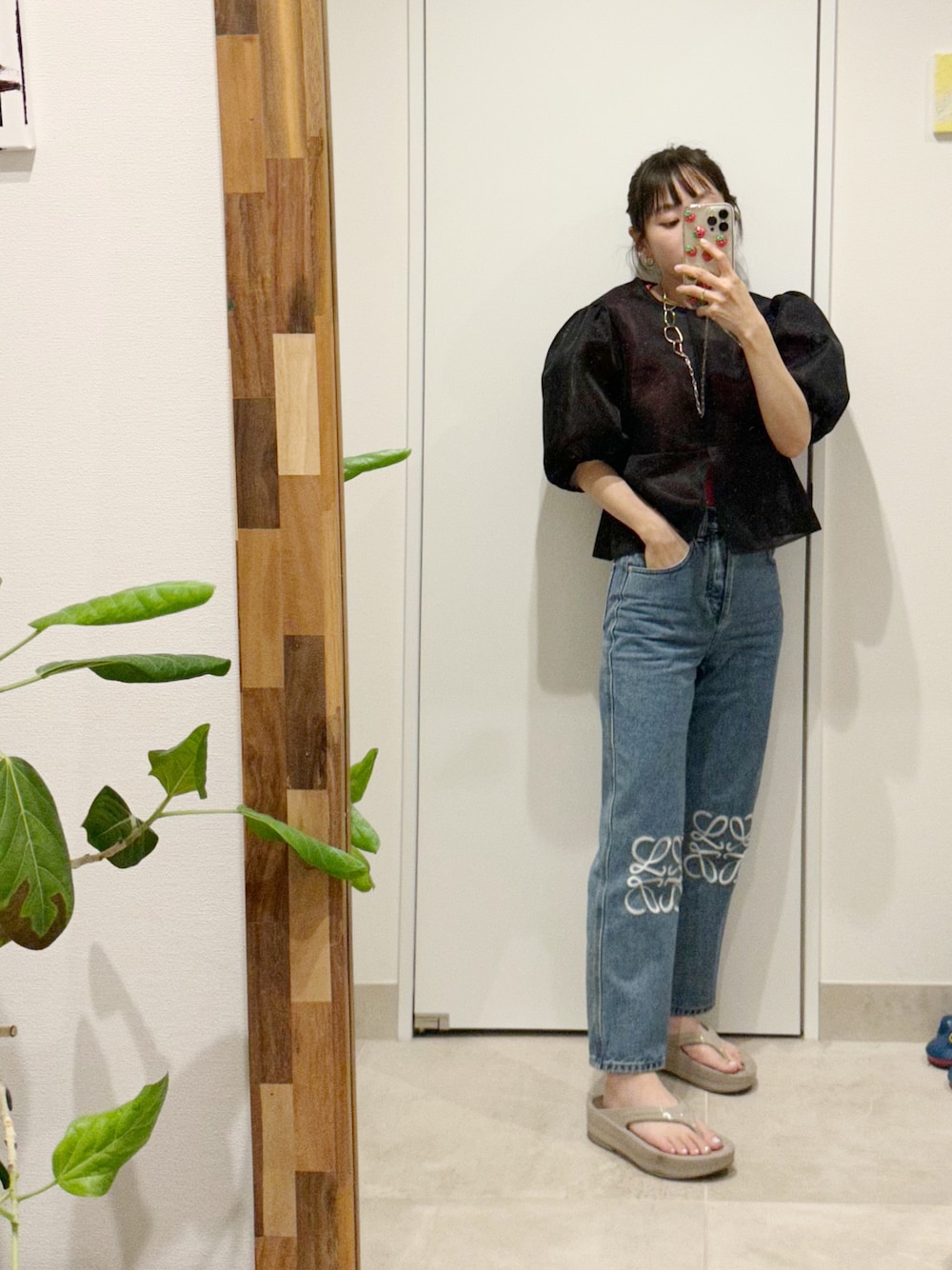 「OOFOS、oofos、ウーフォス、高橋愛、シースルー、アツいコーデ全部見せ、夏コーデ、デニム、LOEWE、ロエベ、ショート丈トップス、UNIQLO」｜「LOEWEのアイテム（デニムパンツ、ブルー系）」を使った、高橋愛さん（レディース・154cm）の夏コーディネートの1枚目の写真