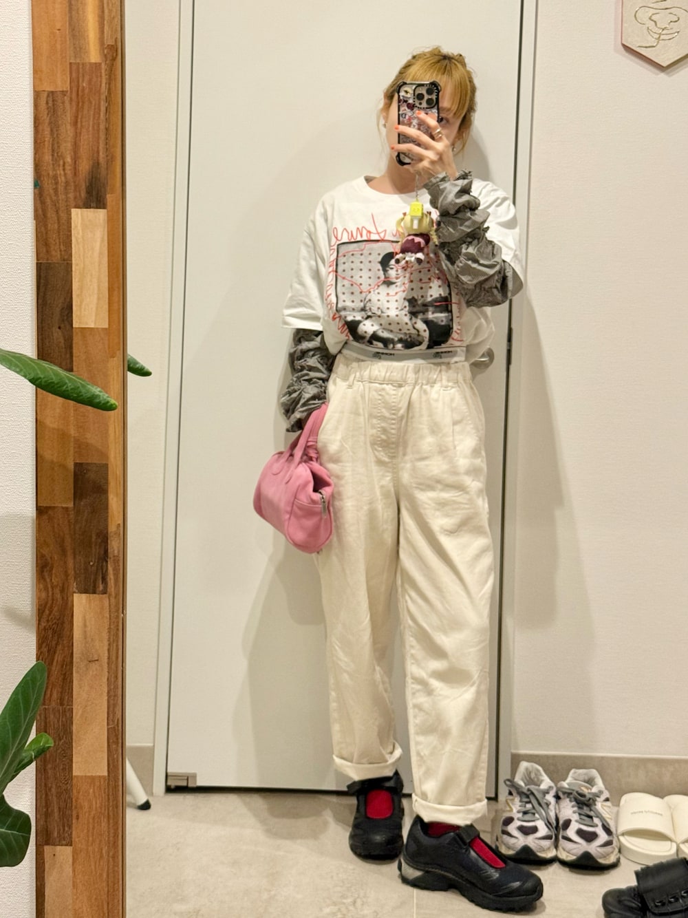 「ユニクロ、UT、UNIQLO、Tシャツ、LOGOS DAYS、しまむら、しろデニム、MM6、SALOMON、MARGE SHERWOOD、レイヤリング」｜「LOGOS DAYSのアイテム（パンツ、ホワイト系）」を使った、高橋愛さん（レディース・154cm）の夏コーディネートの1枚目の写真