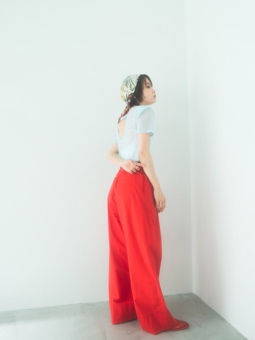 「バックオープン、シースルートップス、高橋愛、154cm、赤、夏、高橋愛コラボ、メッシュTシャツ」｜「KBFの2WAYコクーンパンツ（その他パンツ、レッド系）」を使った、高橋愛さん（レディース・154cm）の春コーディネートの1枚目の写真