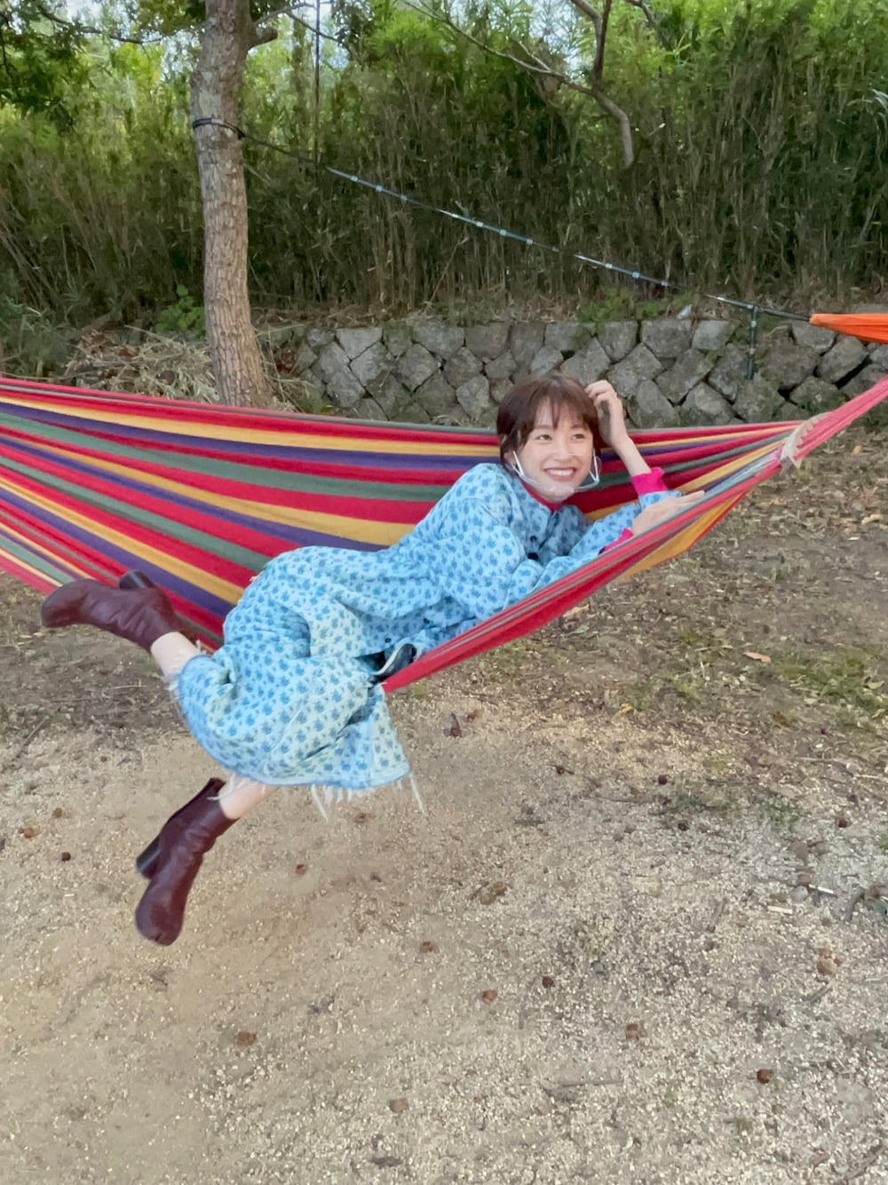 「秋コーデ、ハンモック、高橋愛、154cm、irene、アイレネ、デニム、セットアップ、tabi、足袋ブーツ、ボルドー、カレンソロジー、ピンク、小花柄」｜「IRENEのアイテム（スカート、ブルー系）」を使った、高橋愛さん（レディース・154cm）の秋コーディネートの1枚目の写真
